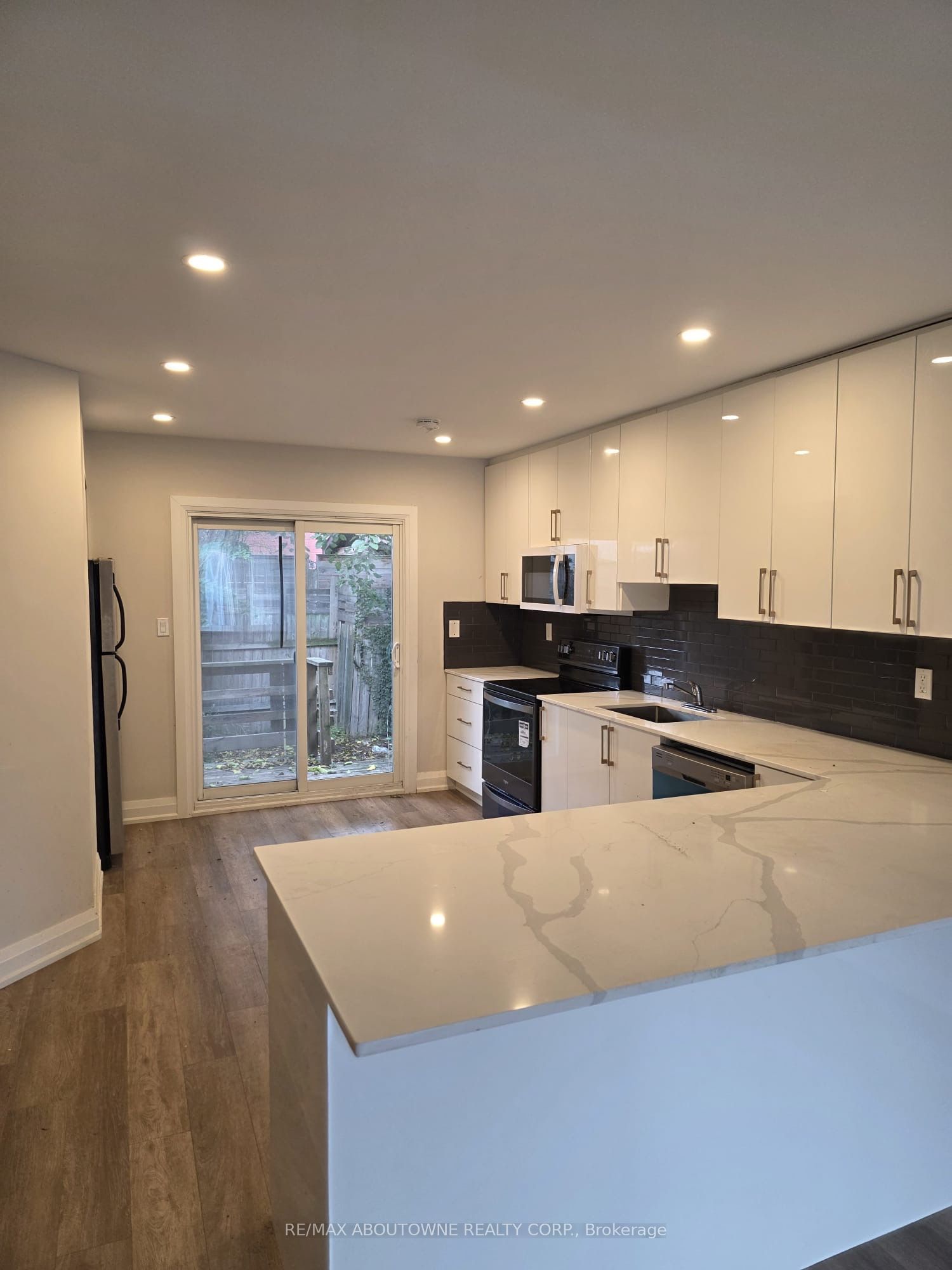 110 BEACH Road, Hamilton ‣ X12483248 110 BEACH Road, Hamilton ‣ X12483248