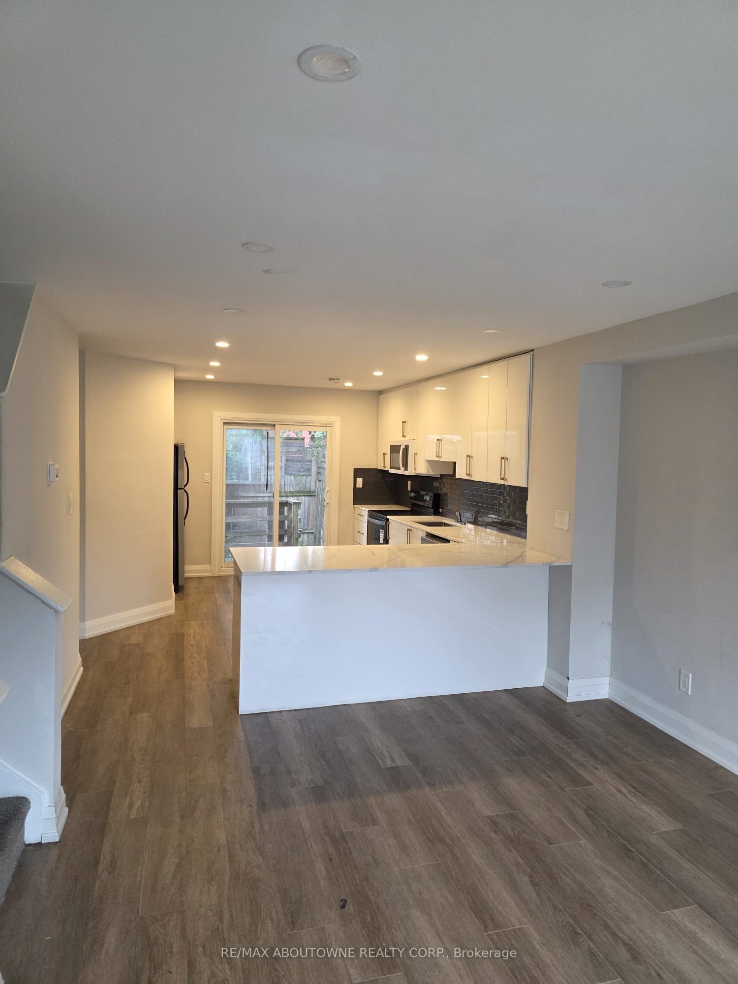 110 BEACH Road, Hamilton ‣ X12483248 110 BEACH Road, Hamilton ‣ X12483248