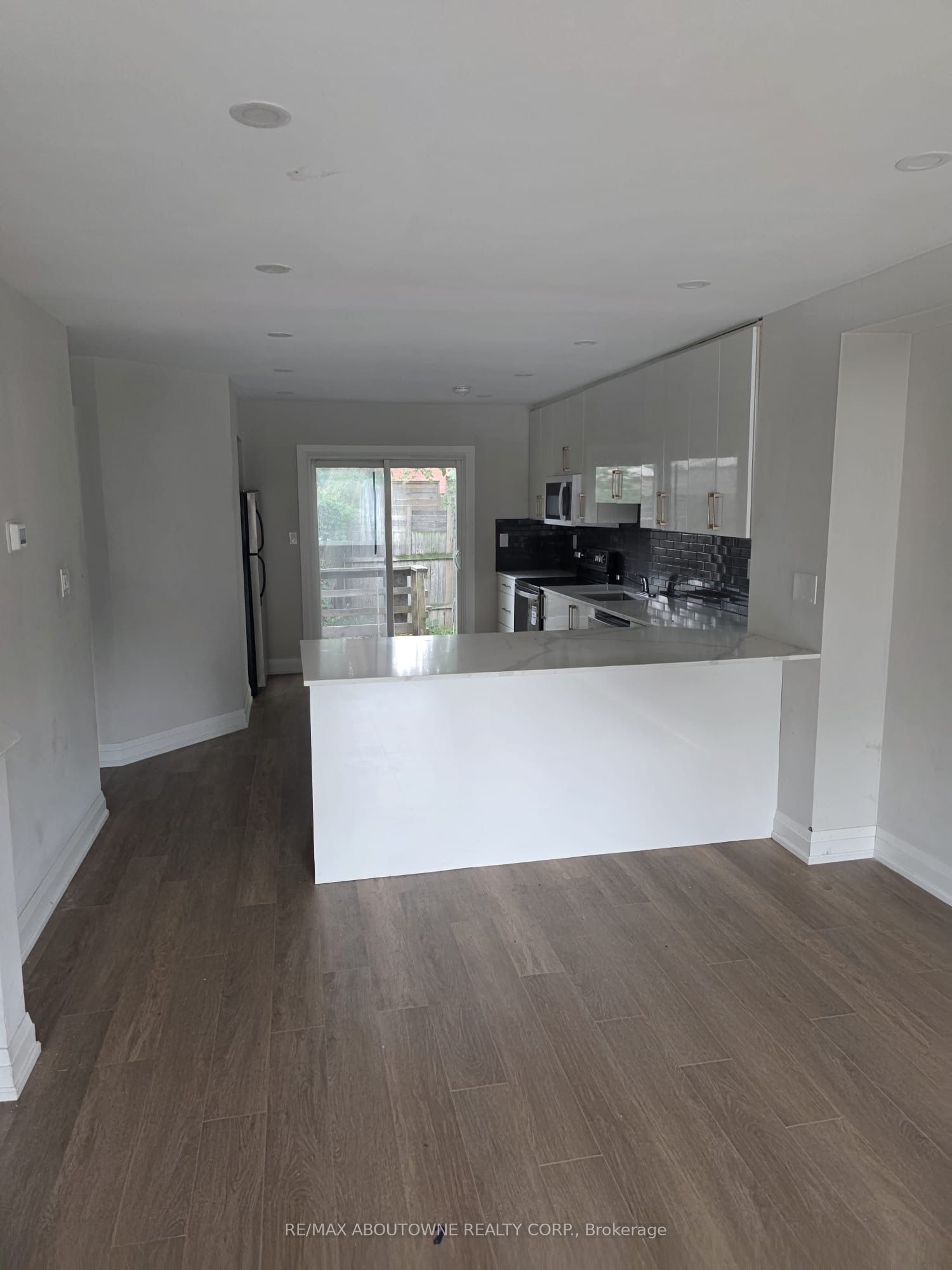 110 BEACH Road, Hamilton ‣ X12483248 110 BEACH Road, Hamilton ‣ X12483248