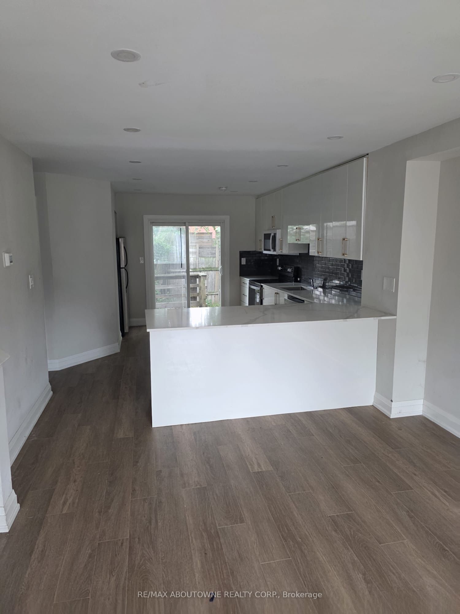 110 BEACH Road, Hamilton ‣ X12483248 110 BEACH Road, Hamilton ‣ X12483248