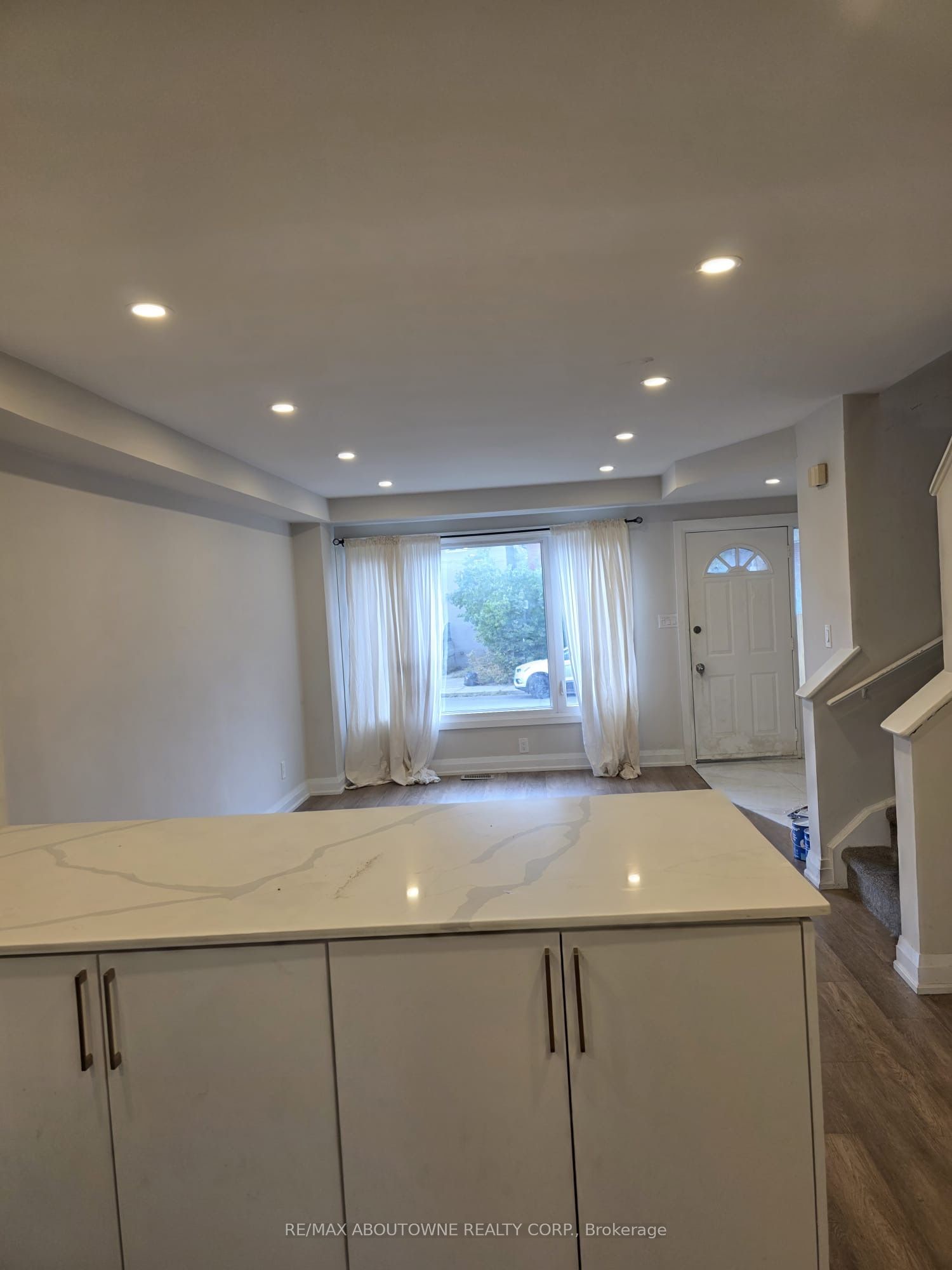 110 BEACH Road, Hamilton ‣ X12483248 110 BEACH Road, Hamilton ‣ X12483248