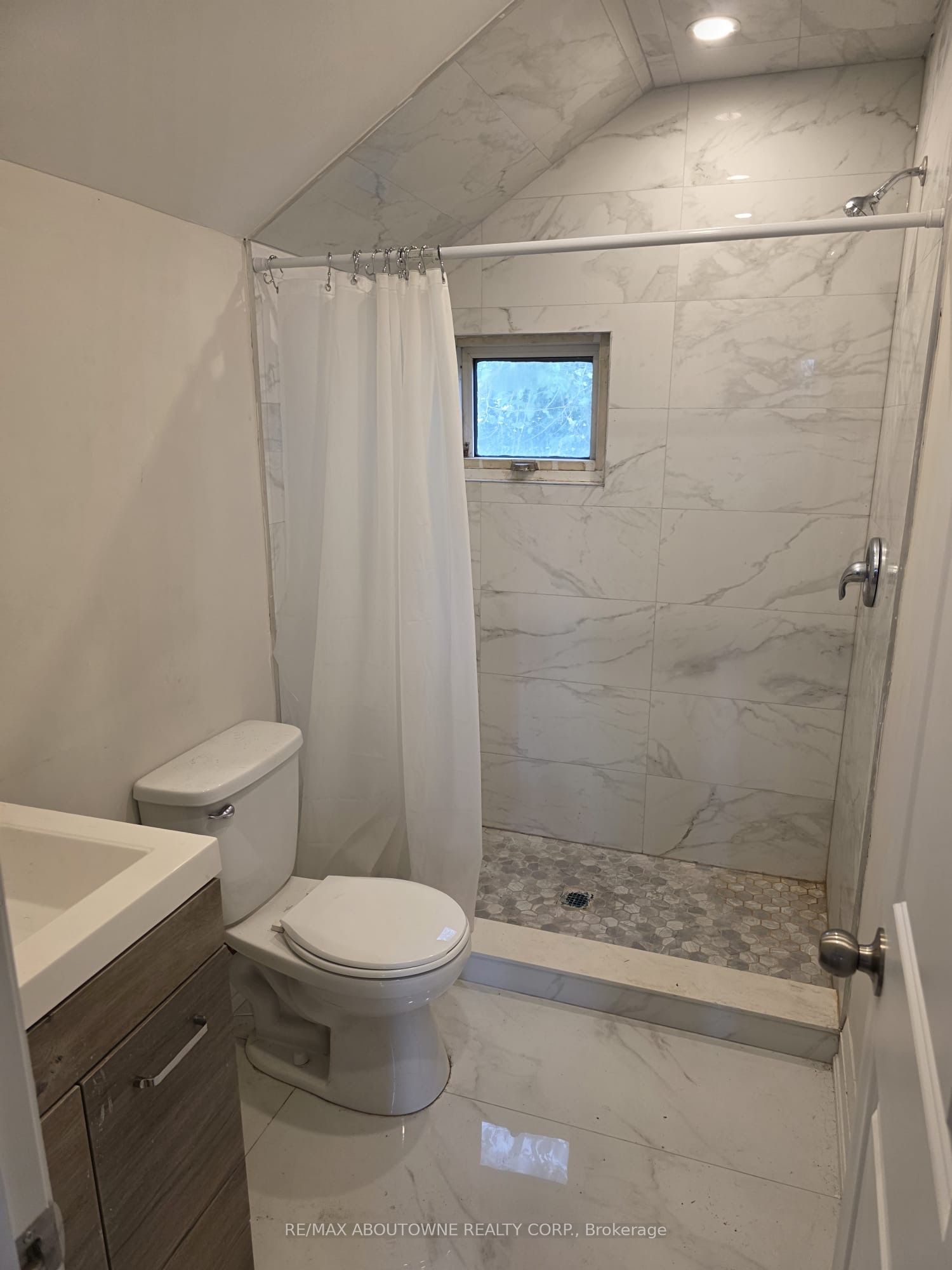 110 BEACH Road, Hamilton ‣ X12483248 110 BEACH Road, Hamilton ‣ X12483248