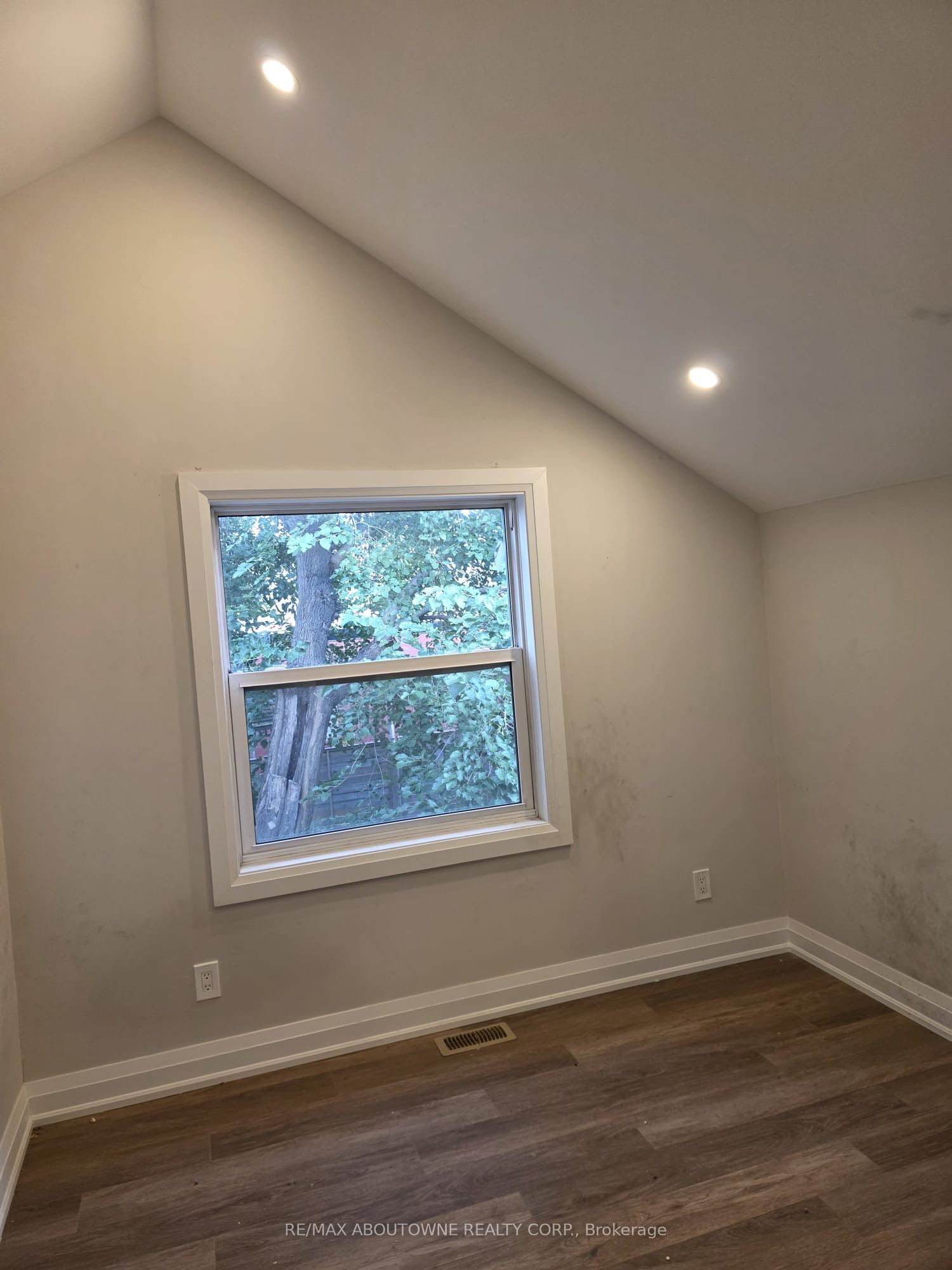 110 BEACH Road, Hamilton ‣ X12483248 110 BEACH Road, Hamilton ‣ X12483248