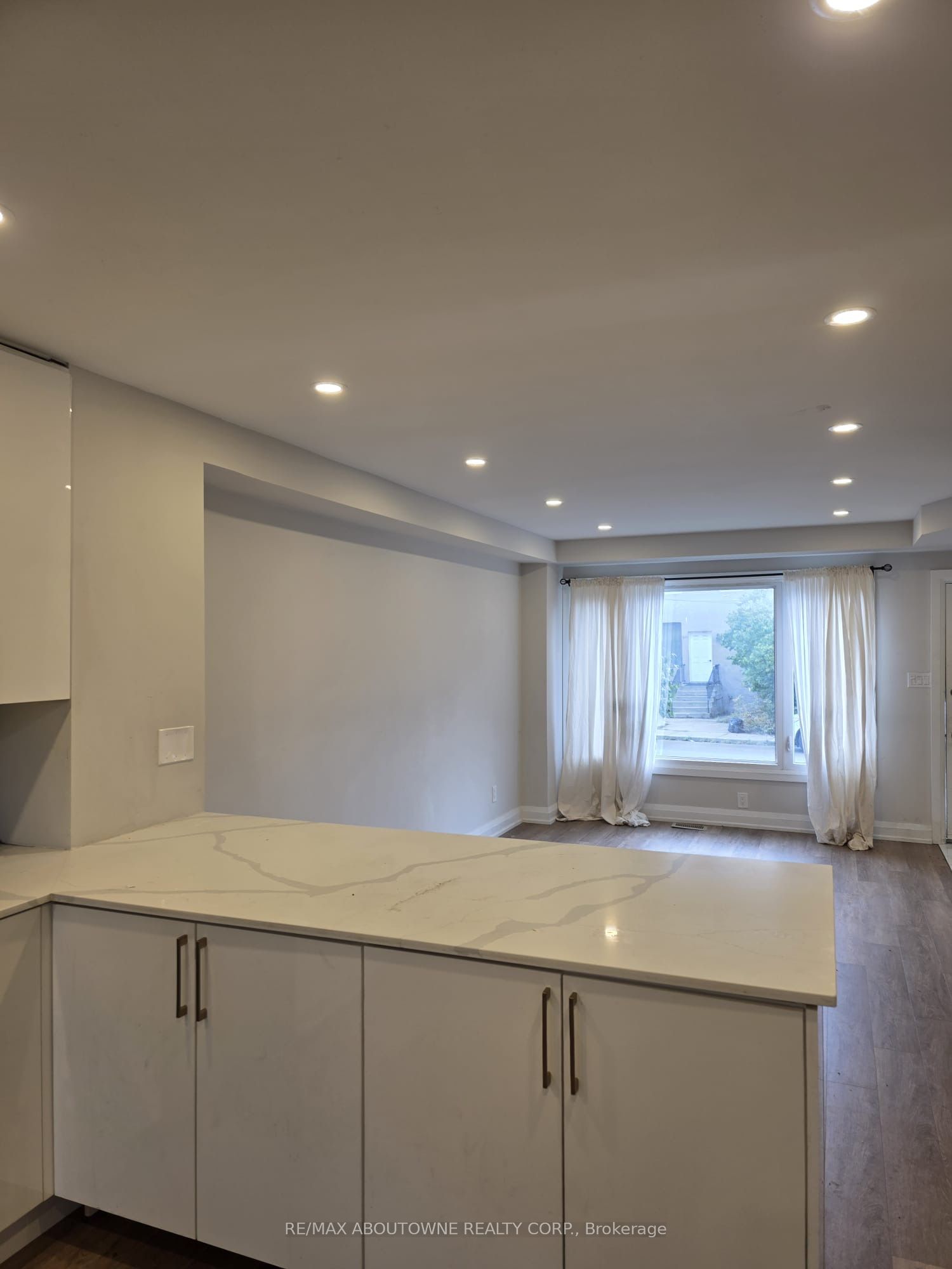 110 BEACH Road, Hamilton ‣ X12483248 110 BEACH Road, Hamilton ‣ X12483248