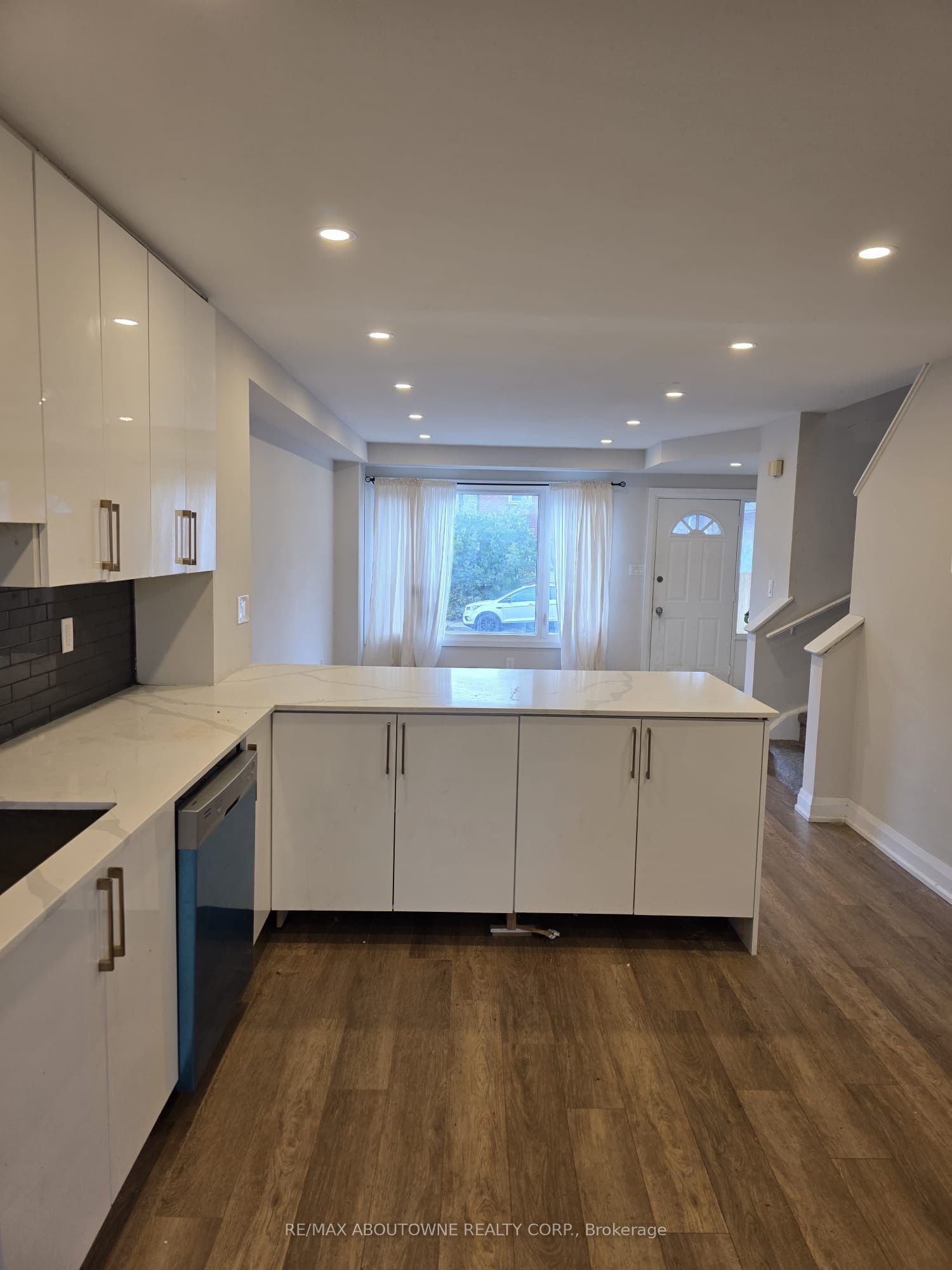 110 BEACH Road, Hamilton ‣ X12483248 110 BEACH Road, Hamilton ‣ X12483248