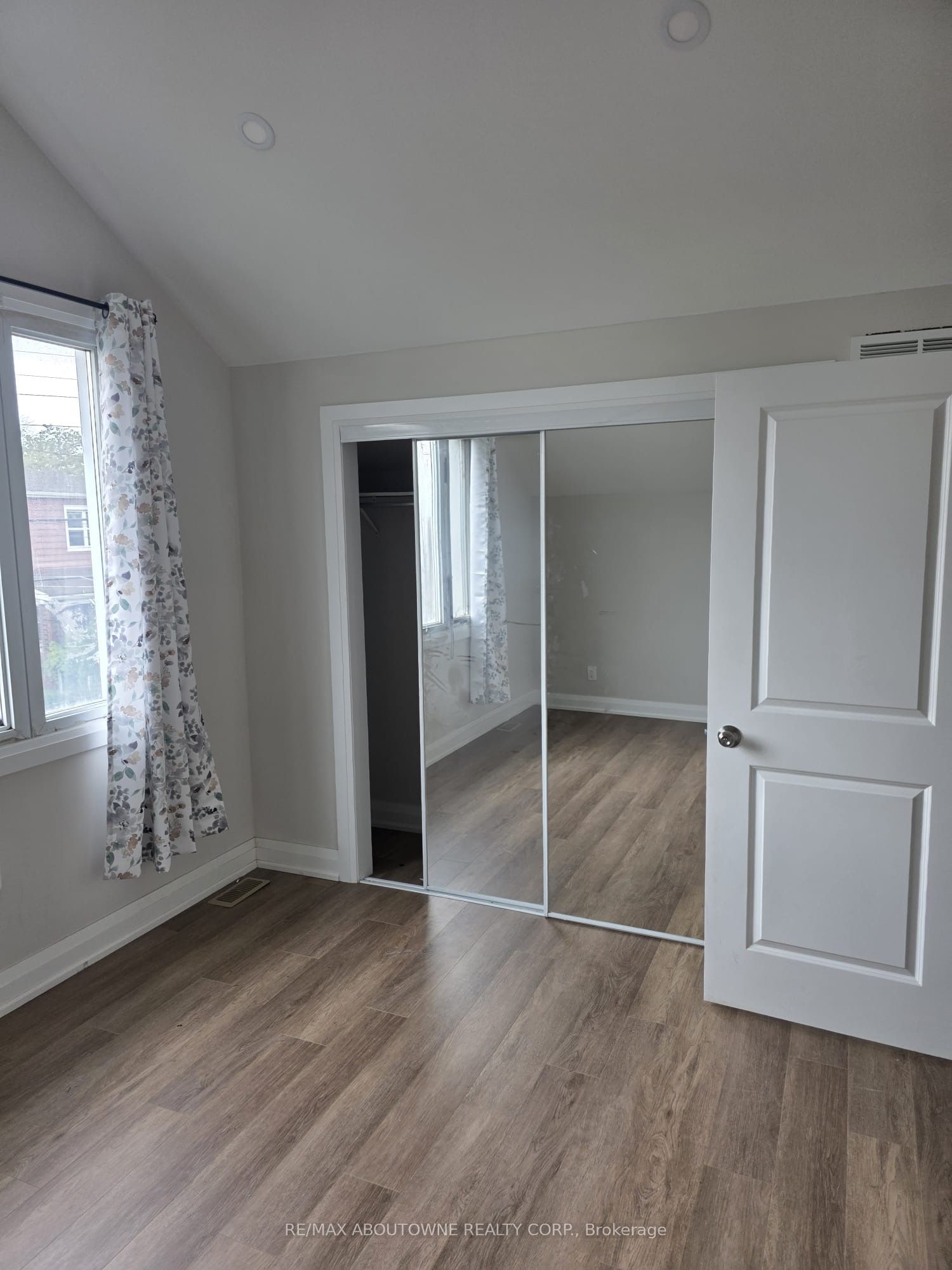 110 BEACH Road, Hamilton ‣ X12483248 110 BEACH Road, Hamilton ‣ X12483248