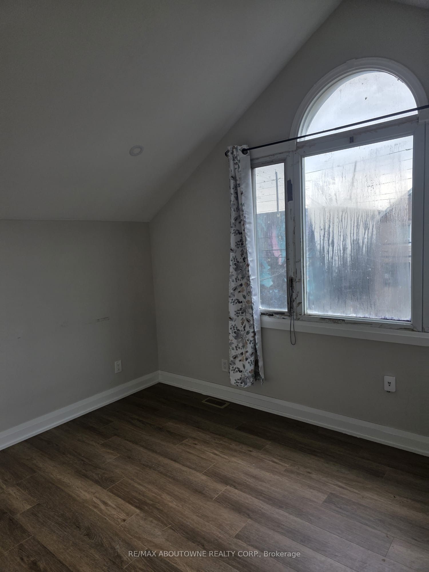 110 BEACH Road, Hamilton ‣ X12483248 110 BEACH Road, Hamilton ‣ X12483248