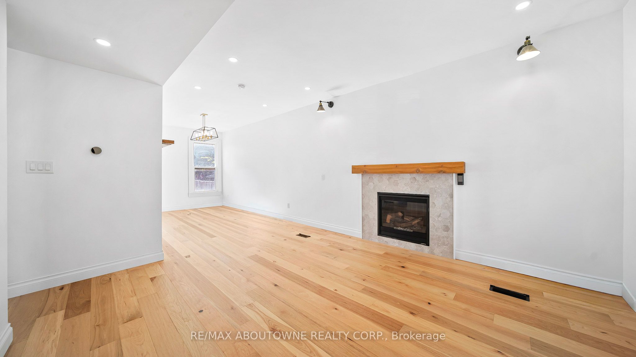 708 Wilson Street, Hamilton ‣ X12484358 708 Wilson Street, Hamilton ‣ X12484358