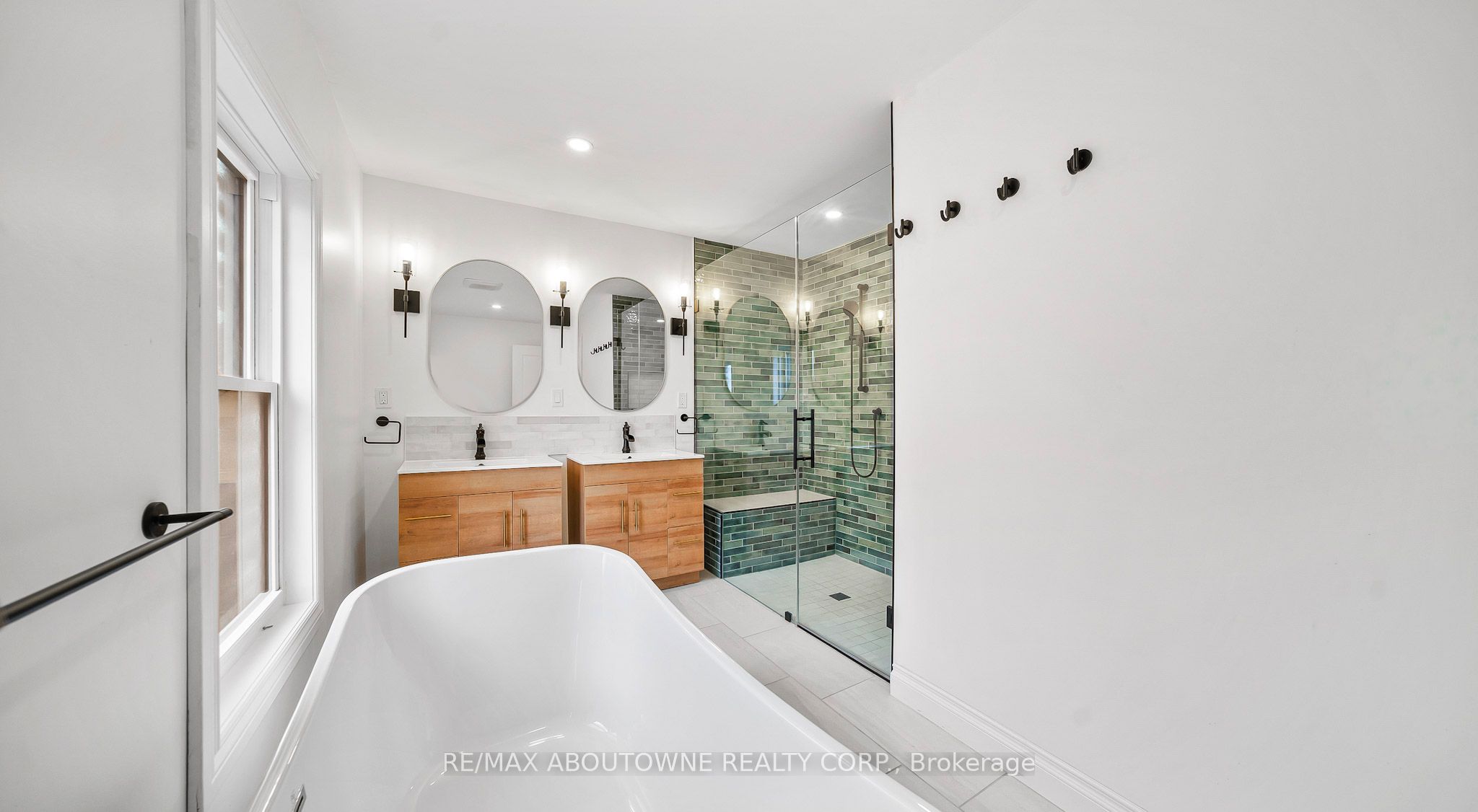 708 Wilson Street, Hamilton ‣ X12484358 708 Wilson Street, Hamilton ‣ X12484358