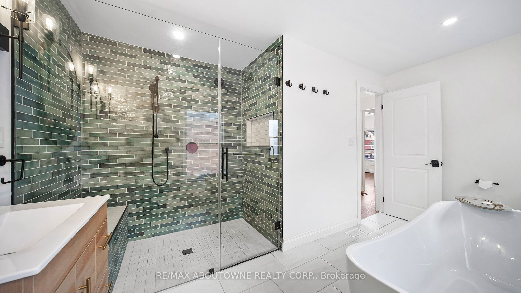 708 Wilson Street, Hamilton ‣ X12484358 708 Wilson Street, Hamilton ‣ X12484358