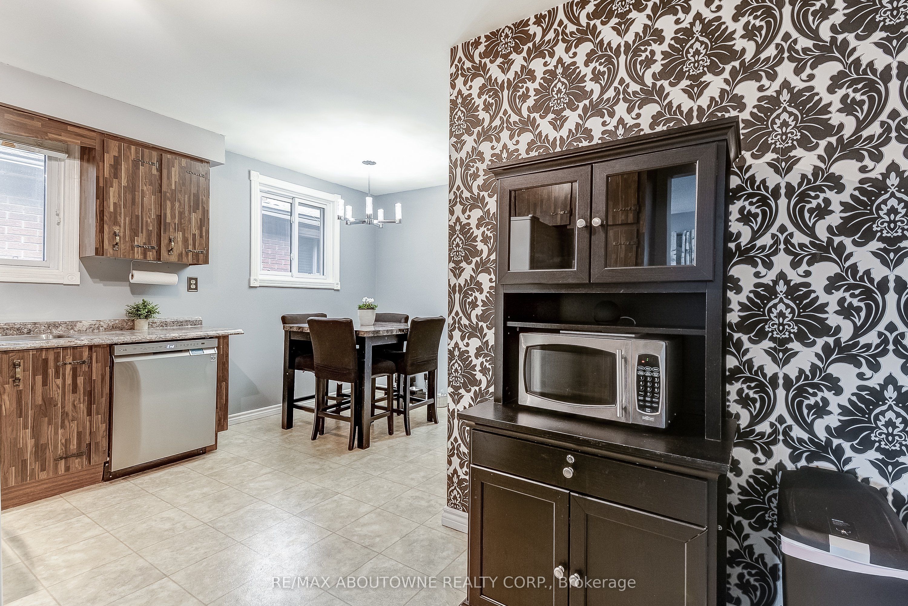 211 East 8th Street, Hamilton ‣ X12503840 211 East 8th Street, Hamilton ‣ X12503840