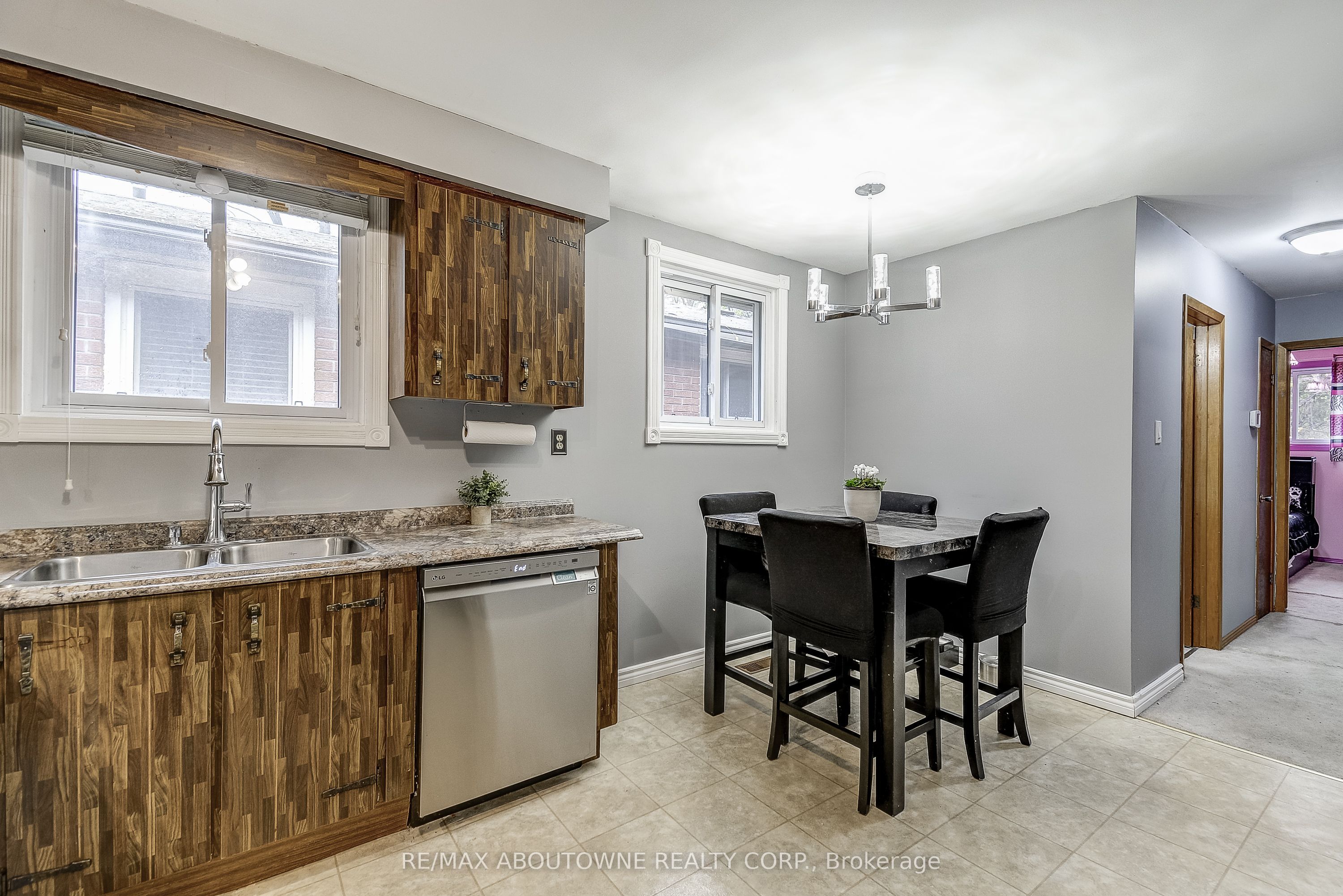 211 East 8th Street, Hamilton ‣ X12503840 211 East 8th Street, Hamilton ‣ X12503840