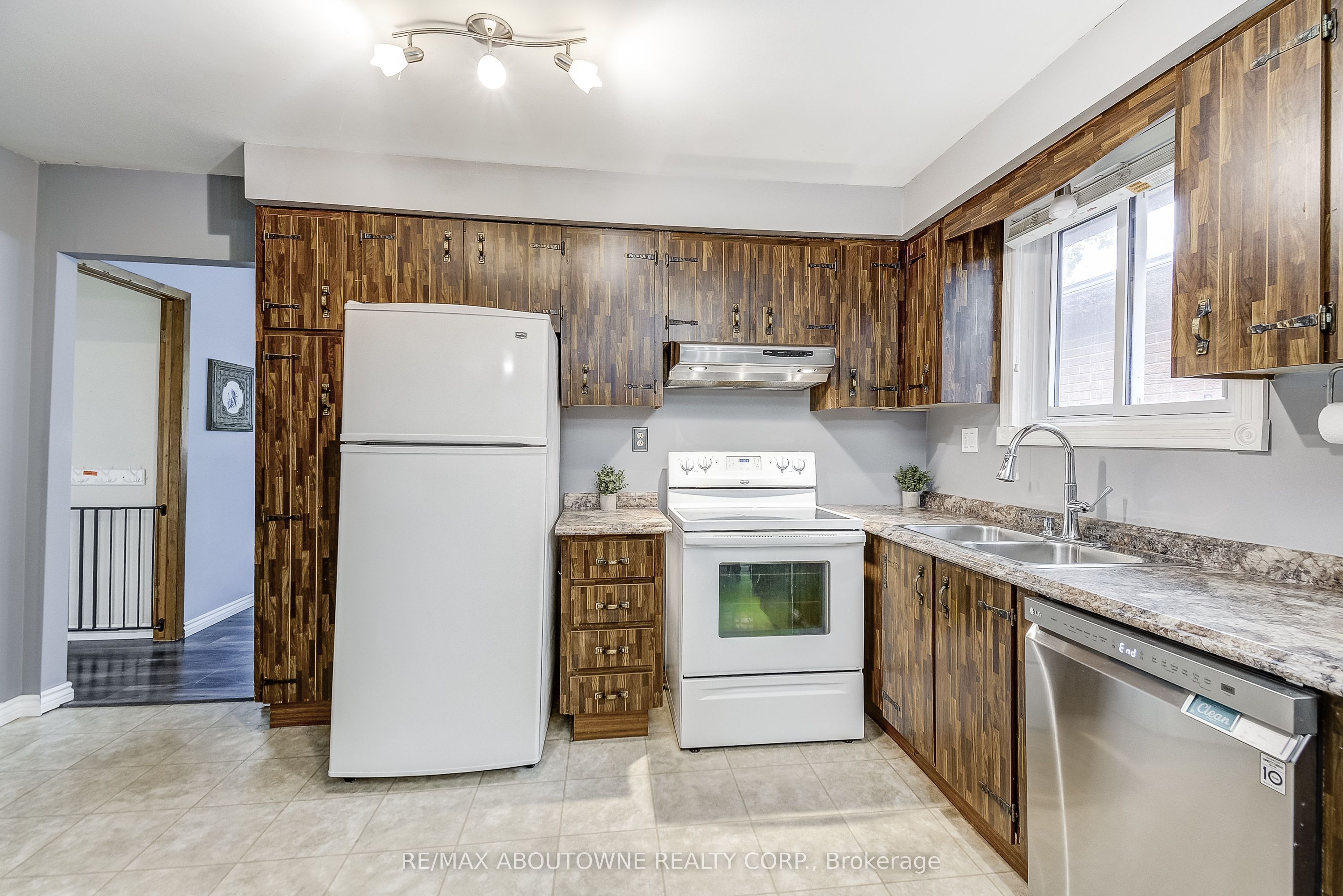 211 East 8th Street, Hamilton ‣ X12503840 211 East 8th Street, Hamilton ‣ X12503840