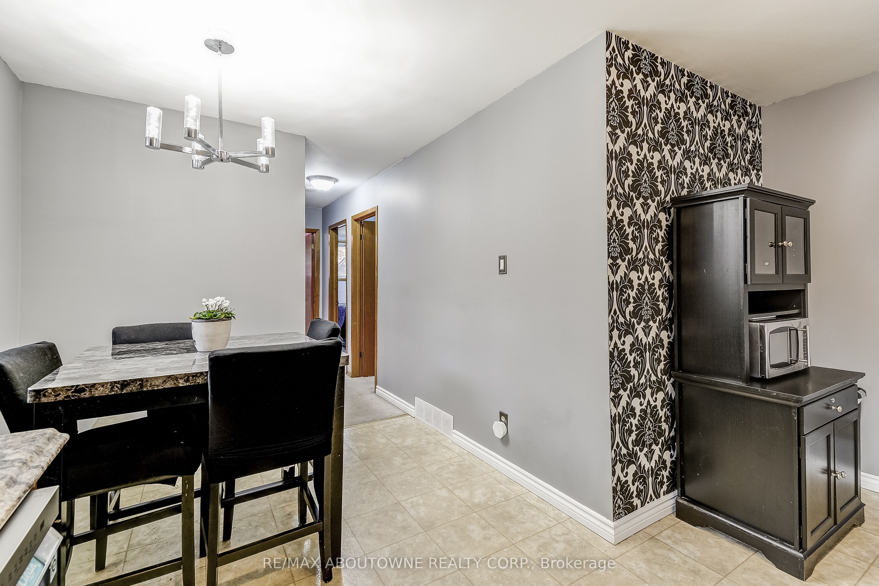 211 East 8th Street, Hamilton ‣ X12503840 211 East 8th Street, Hamilton ‣ X12503840