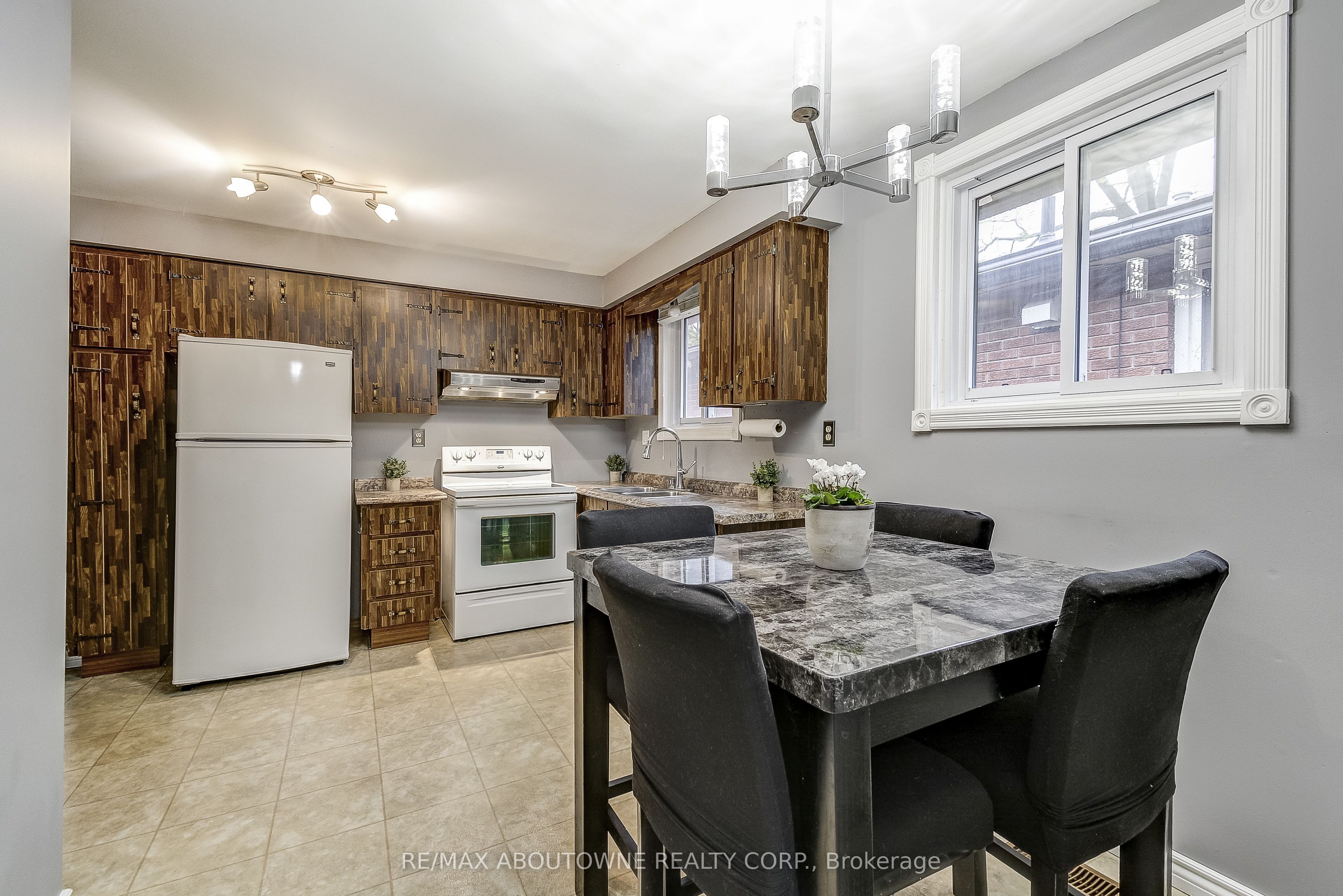 211 East 8th Street, Hamilton ‣ X12503840 211 East 8th Street, Hamilton ‣ X12503840