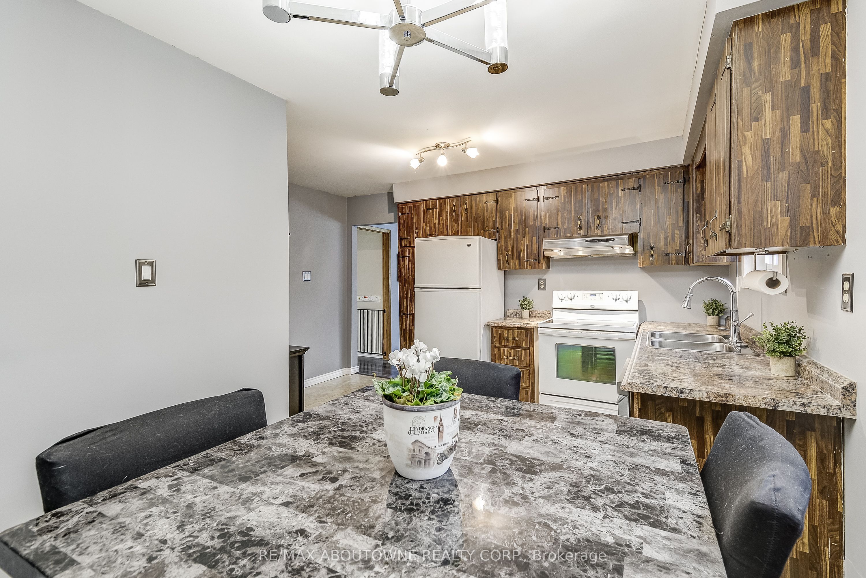 211 East 8th Street, Hamilton ‣ X12503840 211 East 8th Street, Hamilton ‣ X12503840