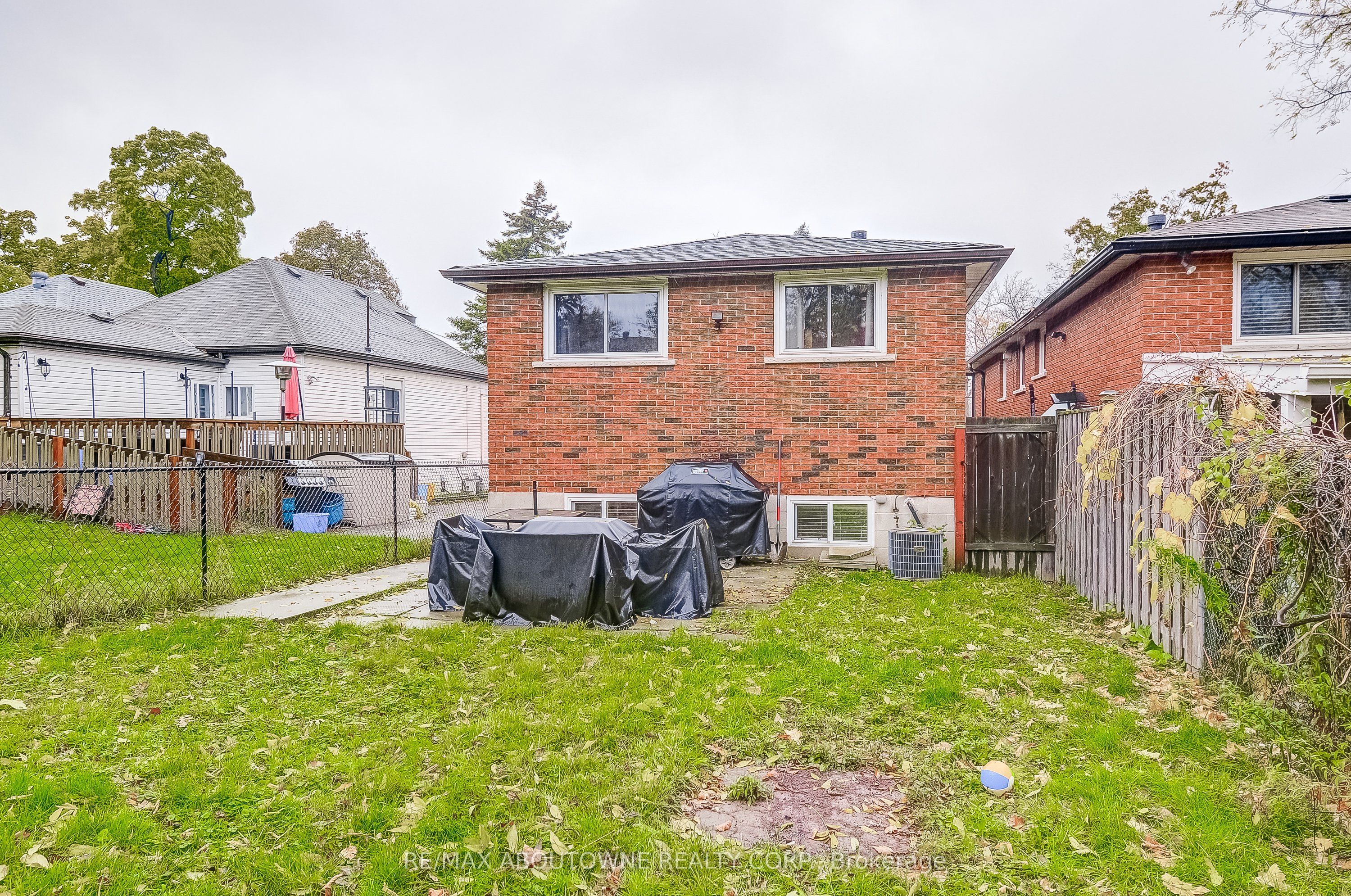 211 East 8th Street, Hamilton ‣ X12503840 211 East 8th Street, Hamilton ‣ X12503840