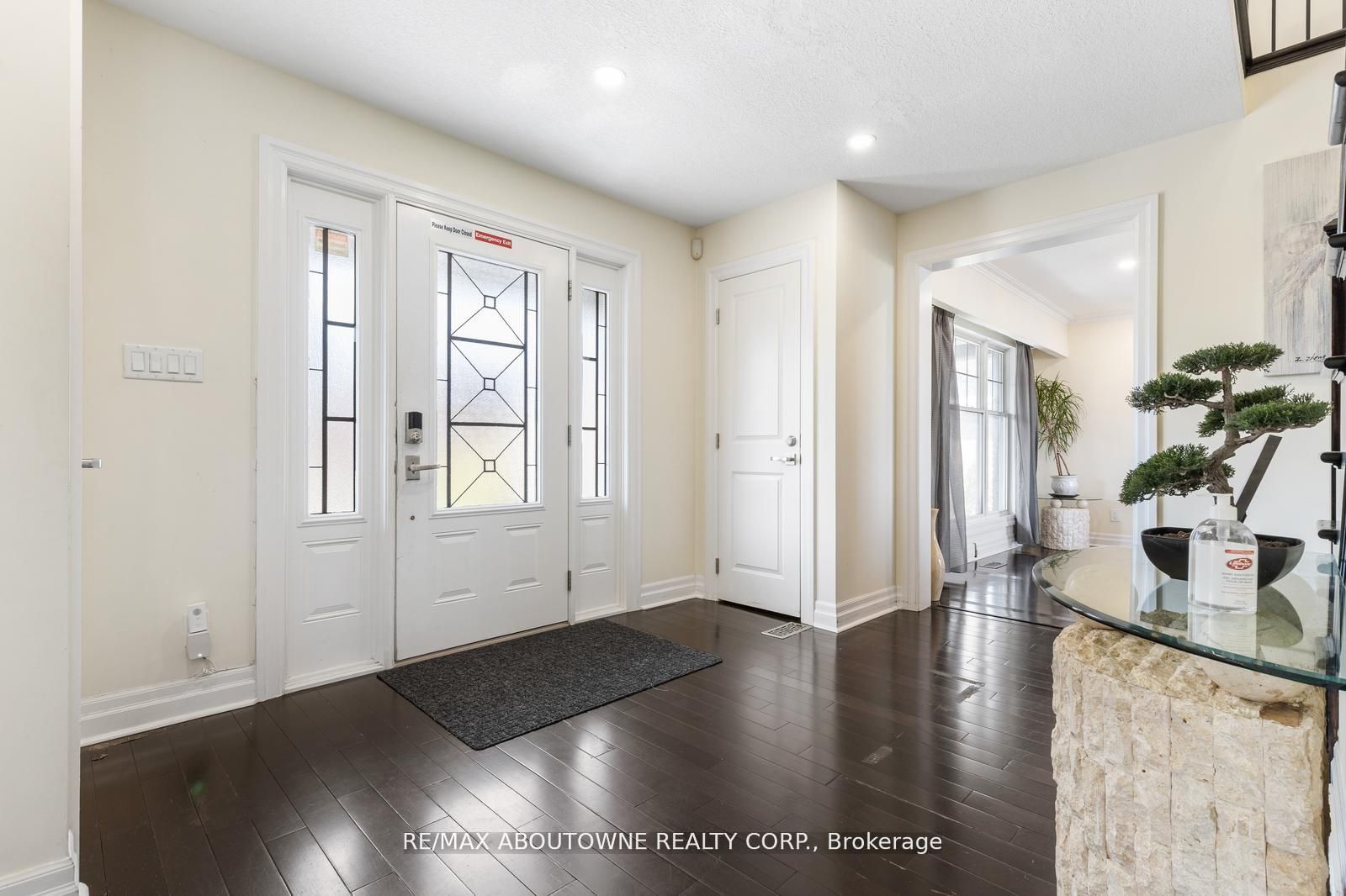 1073 North Service Road, Hamilton ‣ X12810980 1073 North Service Road, Hamilton ‣ X12810980