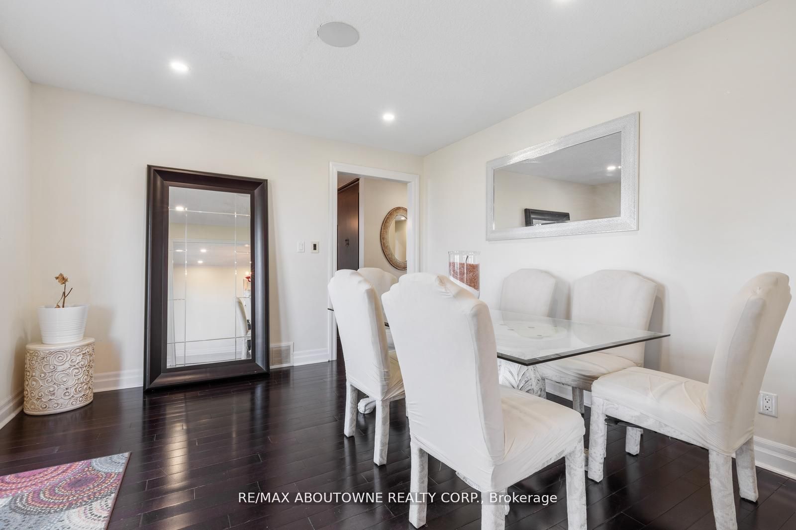 1073 North Service Road, Hamilton ‣ X12810980 1073 North Service Road, Hamilton ‣ X12810980