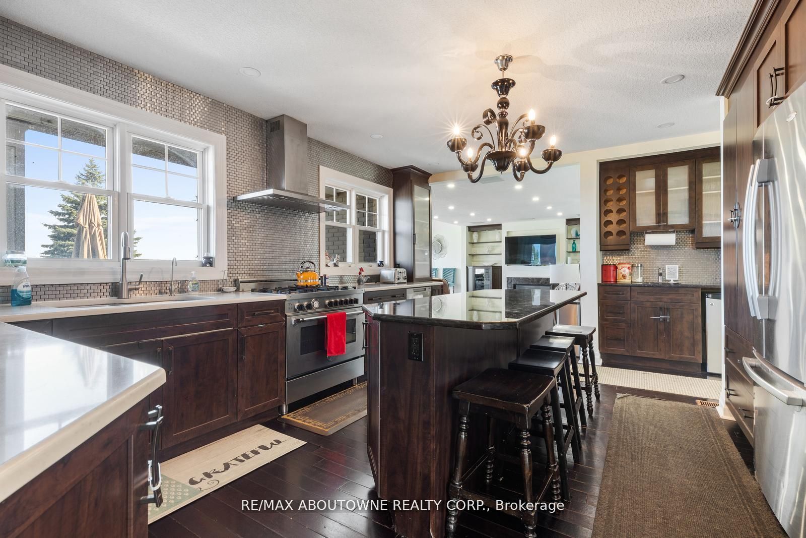 1073 North Service Road, Hamilton ‣ X12810980 1073 North Service Road, Hamilton ‣ X12810980