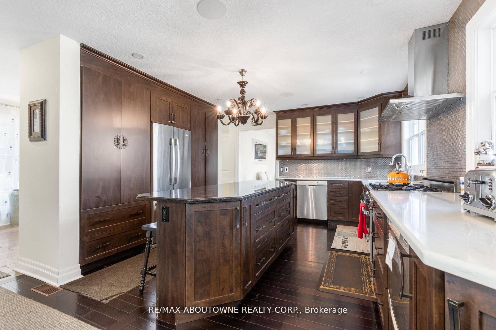 1073 North Service Road, Hamilton ‣ X12810980 1073 North Service Road, Hamilton ‣ X12810980