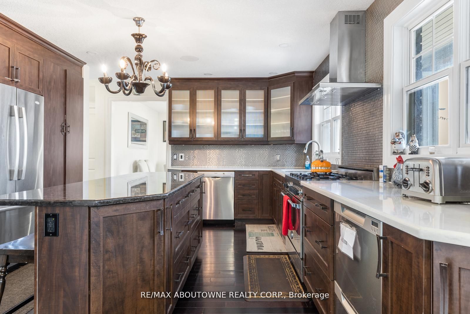 1073 North Service Road, Hamilton ‣ X12810980 1073 North Service Road, Hamilton ‣ X12810980