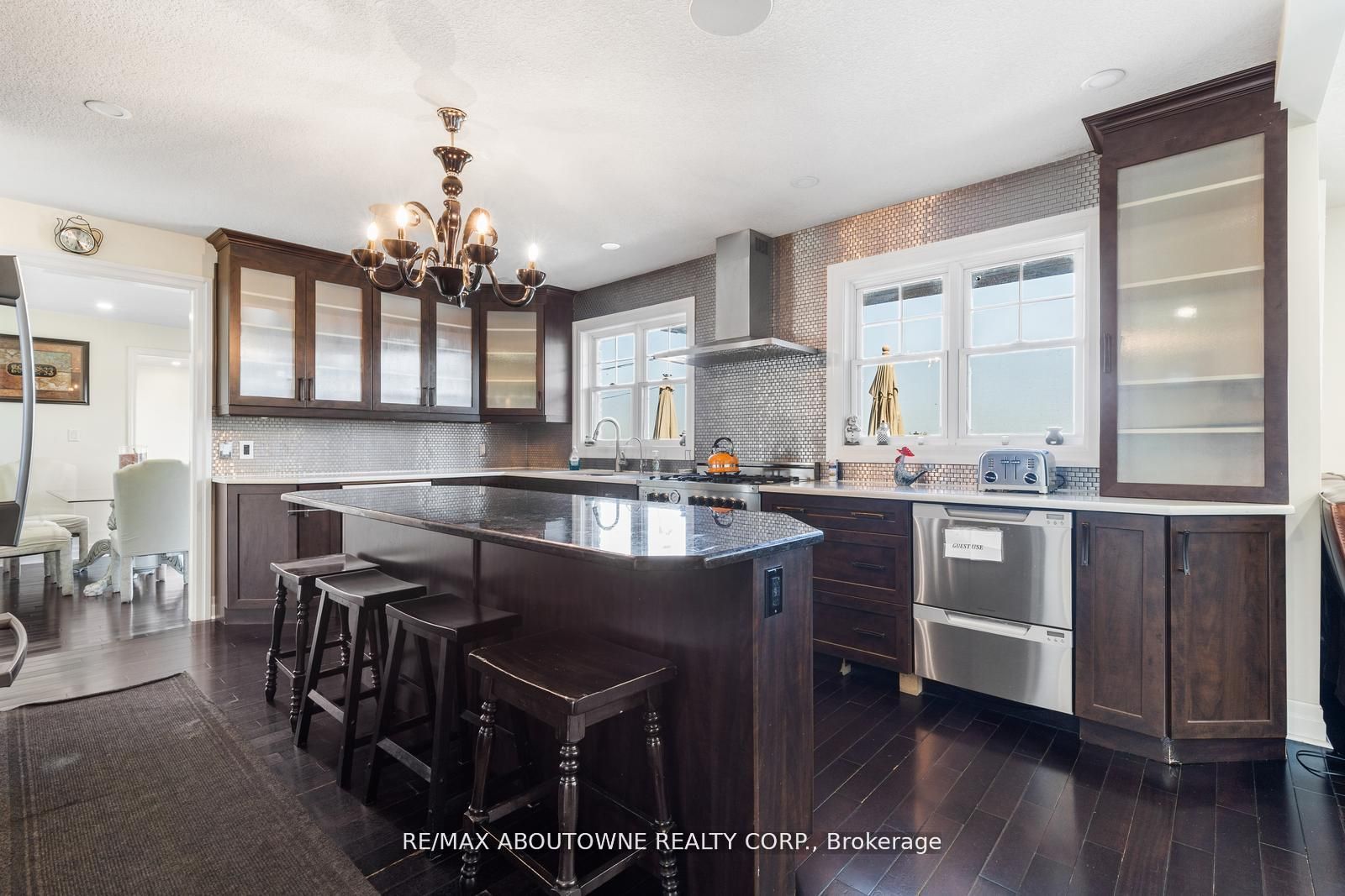 1073 North Service Road, Hamilton ‣ X12810980 1073 North Service Road, Hamilton ‣ X12810980