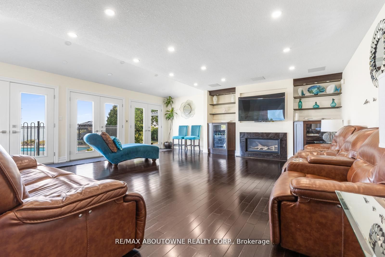 1073 North Service Road, Hamilton ‣ X12810980 1073 North Service Road, Hamilton ‣ X12810980