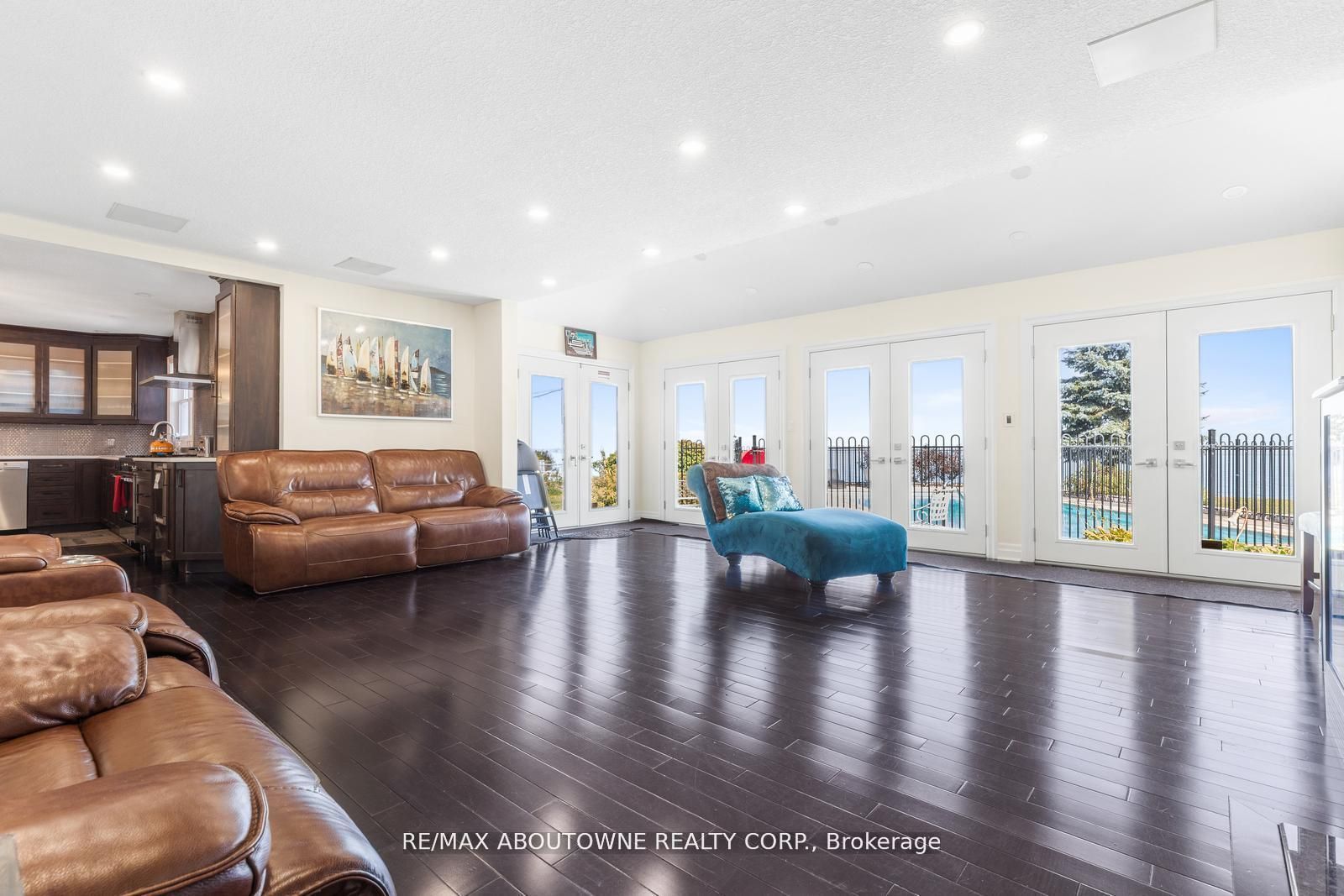 1073 North Service Road, Hamilton ‣ X12810980 1073 North Service Road, Hamilton ‣ X12810980