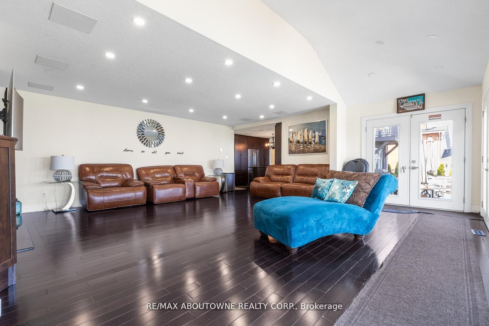 1073 North Service Road, Hamilton ‣ X12810980 1073 North Service Road, Hamilton ‣ X12810980