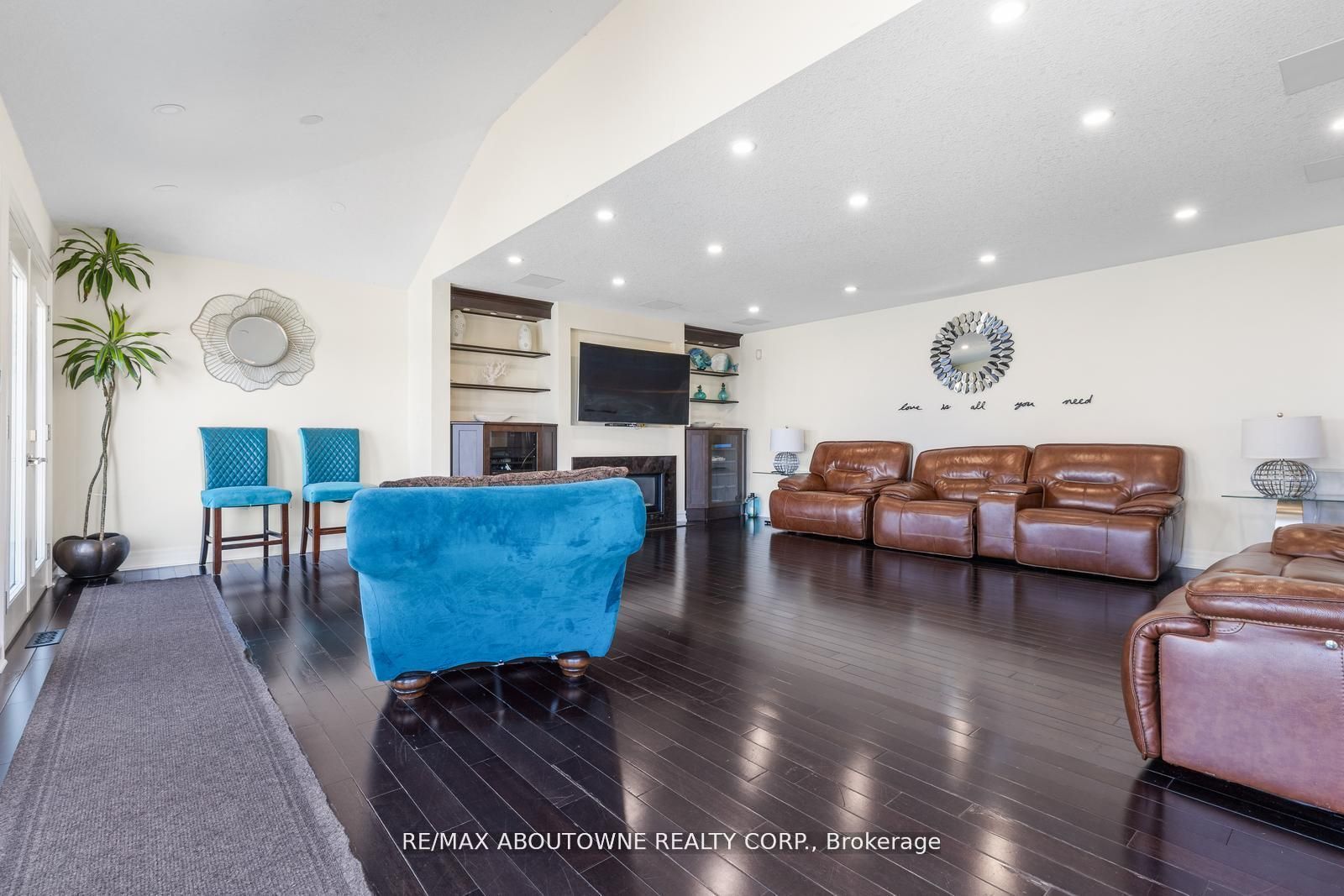 1073 North Service Road, Hamilton ‣ X12810980 1073 North Service Road, Hamilton ‣ X12810980