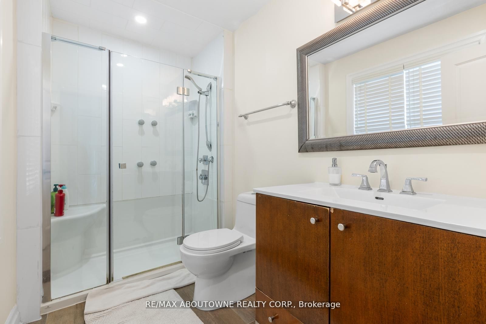 1073 North Service Road, Hamilton ‣ X12810980 1073 North Service Road, Hamilton ‣ X12810980