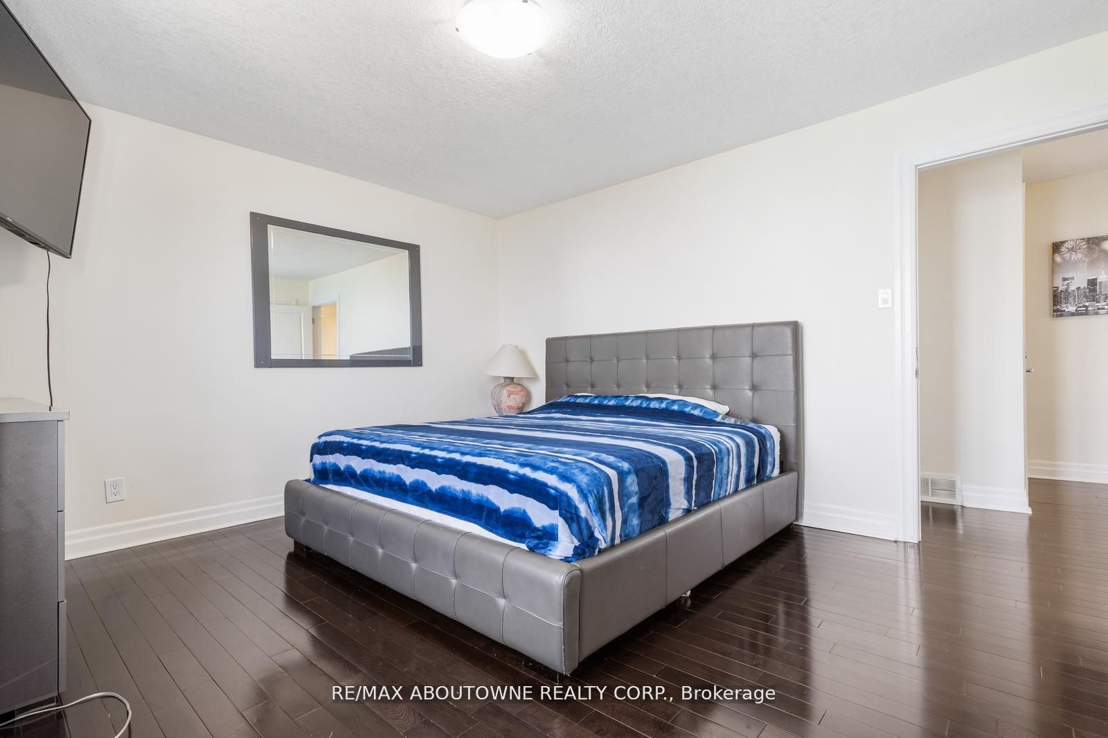 1073 North Service Road, Hamilton ‣ X12810980 1073 North Service Road, Hamilton ‣ X12810980