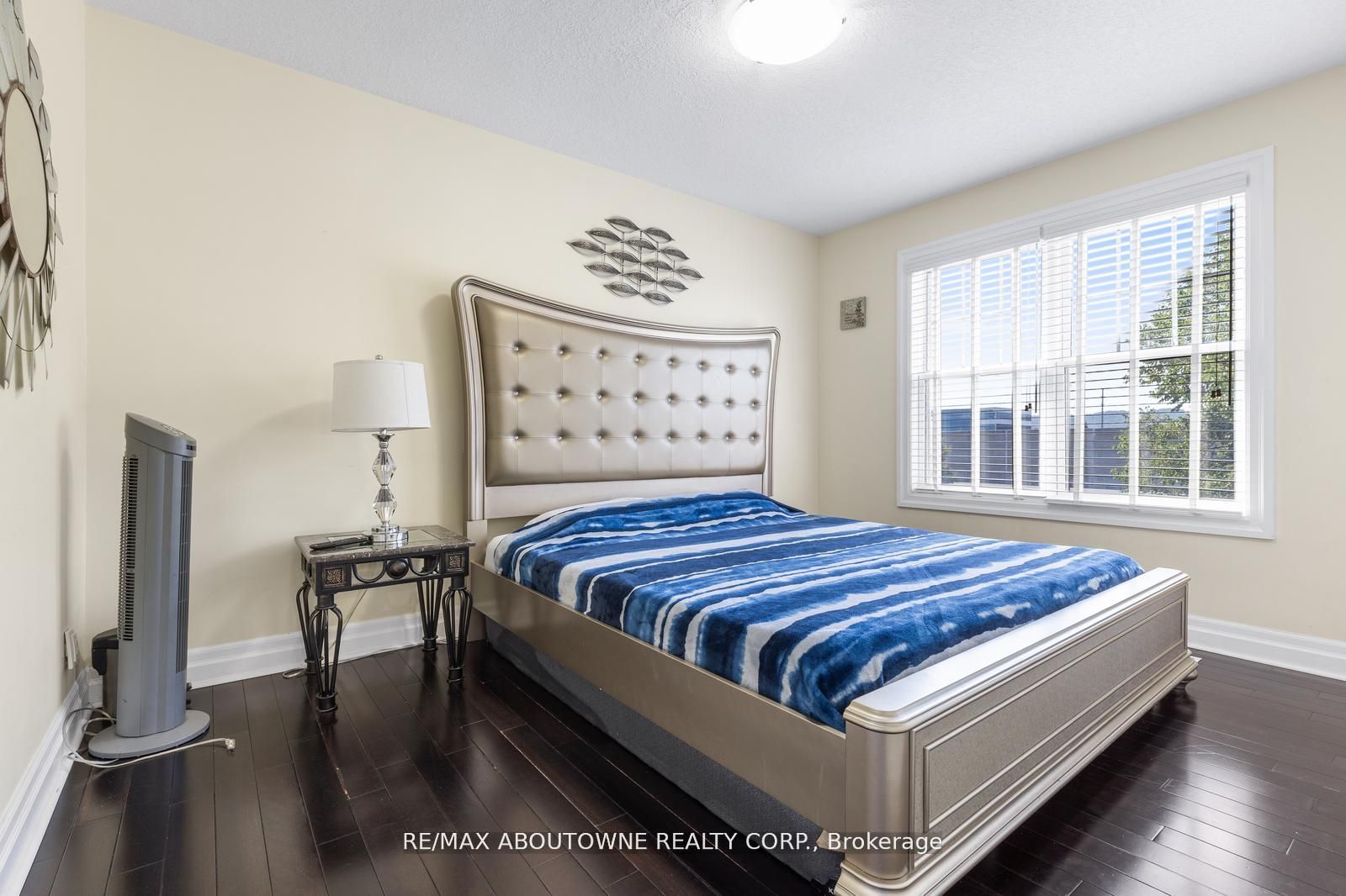 1073 North Service Road, Hamilton ‣ X12810980 1073 North Service Road, Hamilton ‣ X12810980