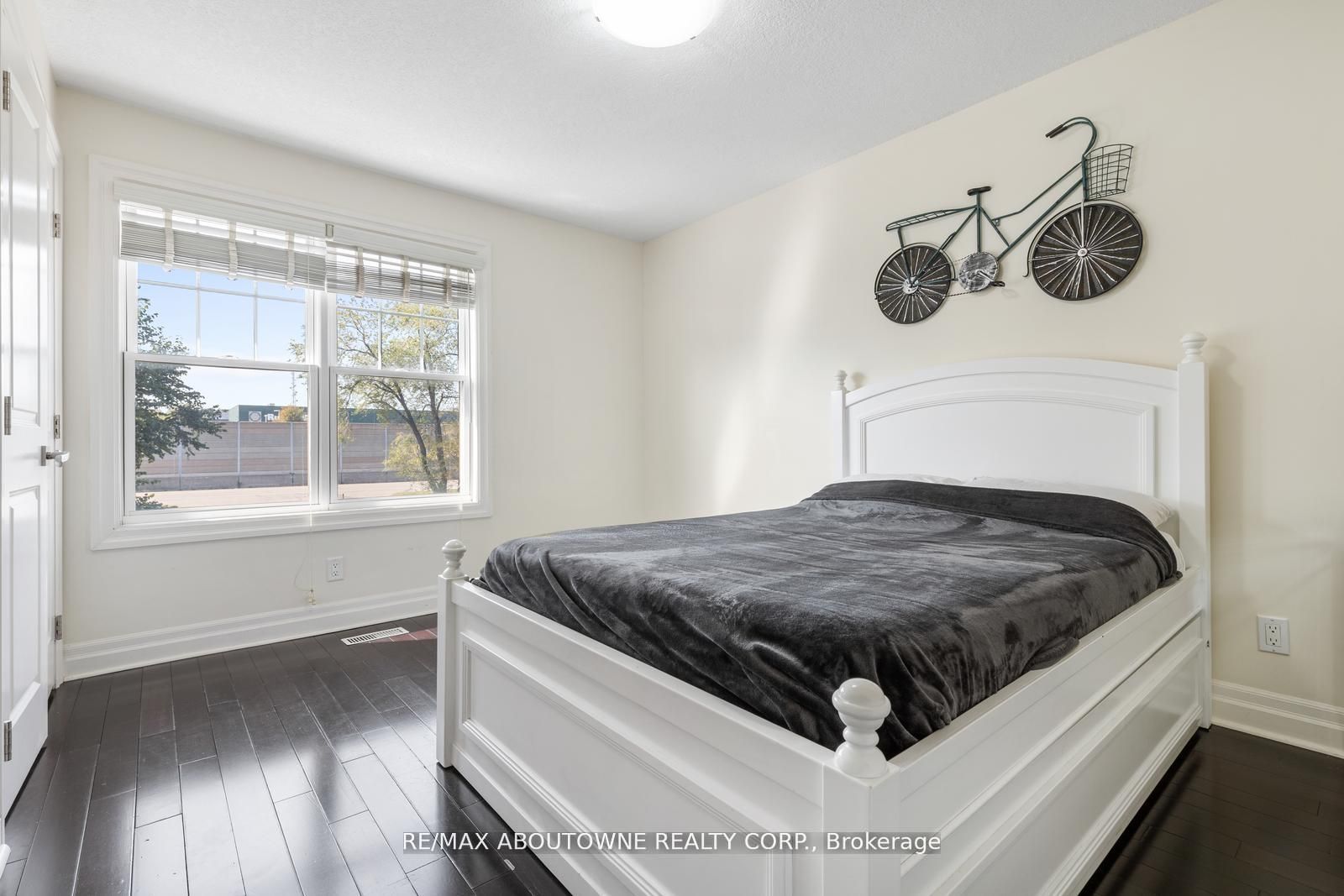 1073 North Service Road, Hamilton ‣ X12810980 1073 North Service Road, Hamilton ‣ X12810980