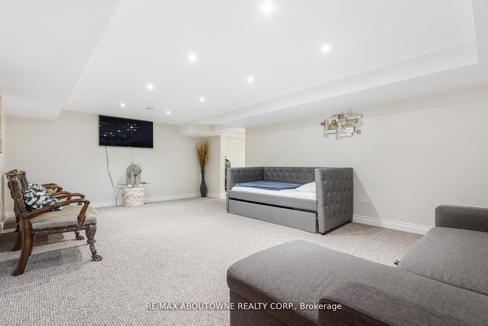 1073 North Service Road, Hamilton ‣ X12810980 1073 North Service Road, Hamilton ‣ X12810980