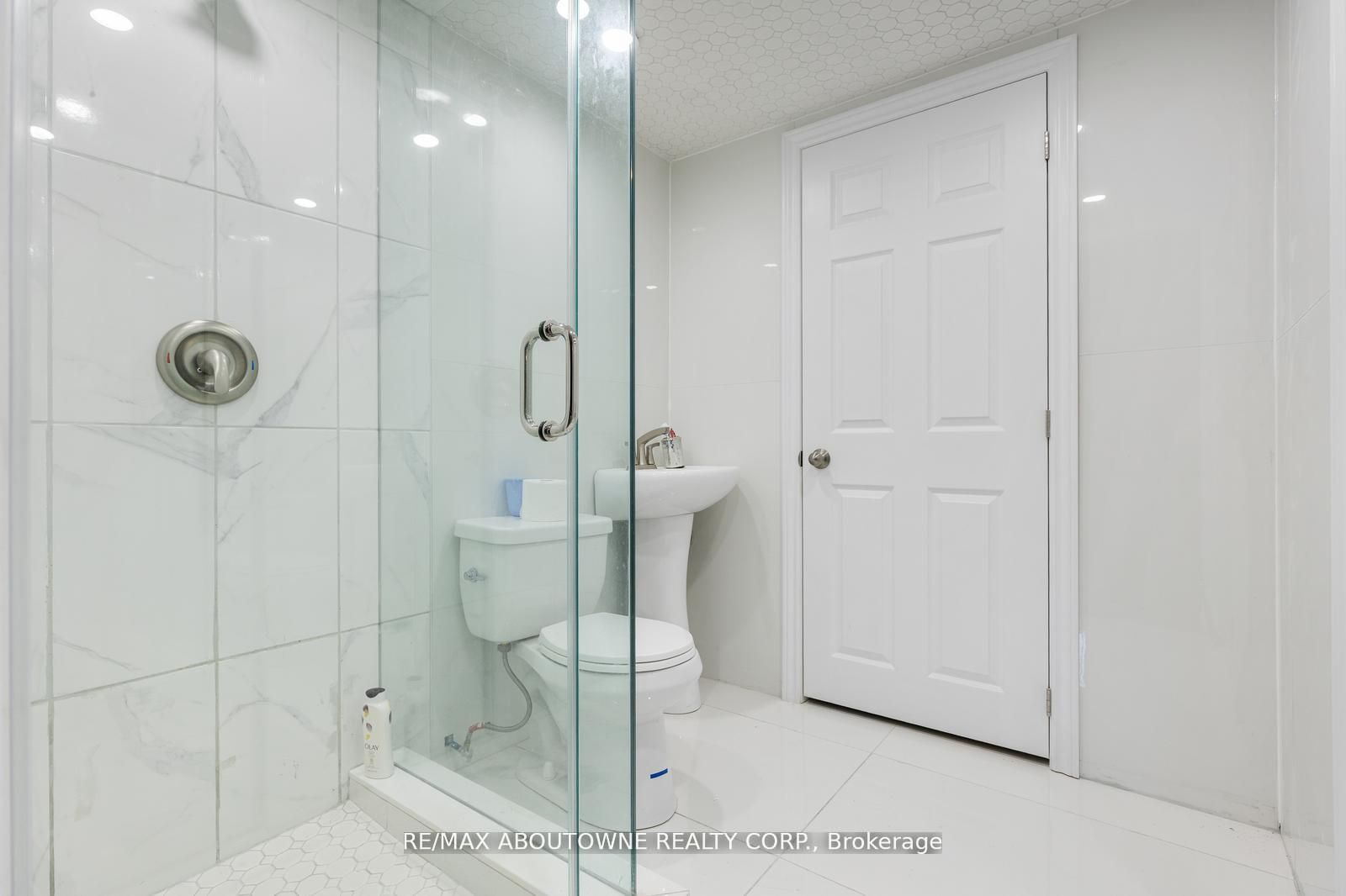 1073 North Service Road, Hamilton ‣ X12810980 1073 North Service Road, Hamilton ‣ X12810980