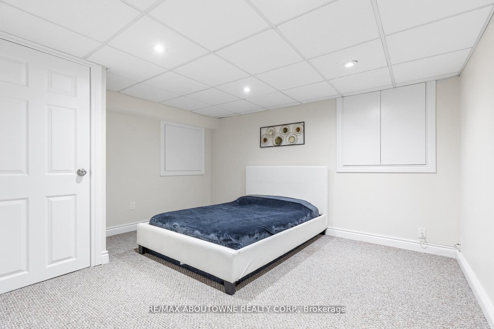 1073 North Service Road, Hamilton ‣ X12810980 1073 North Service Road, Hamilton ‣ X12810980