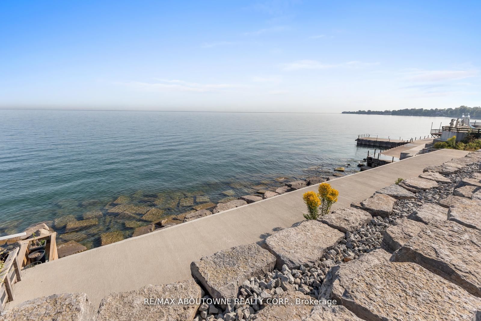 1073 North Service Road, Hamilton ‣ X12810980 1073 North Service Road, Hamilton ‣ X12810980