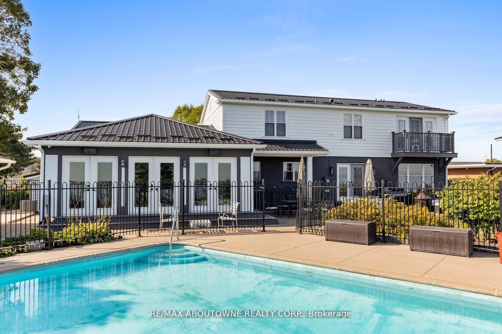 1073 North Service Road, Hamilton ‣ X12810980 1073 North Service Road, Hamilton ‣ X12810980