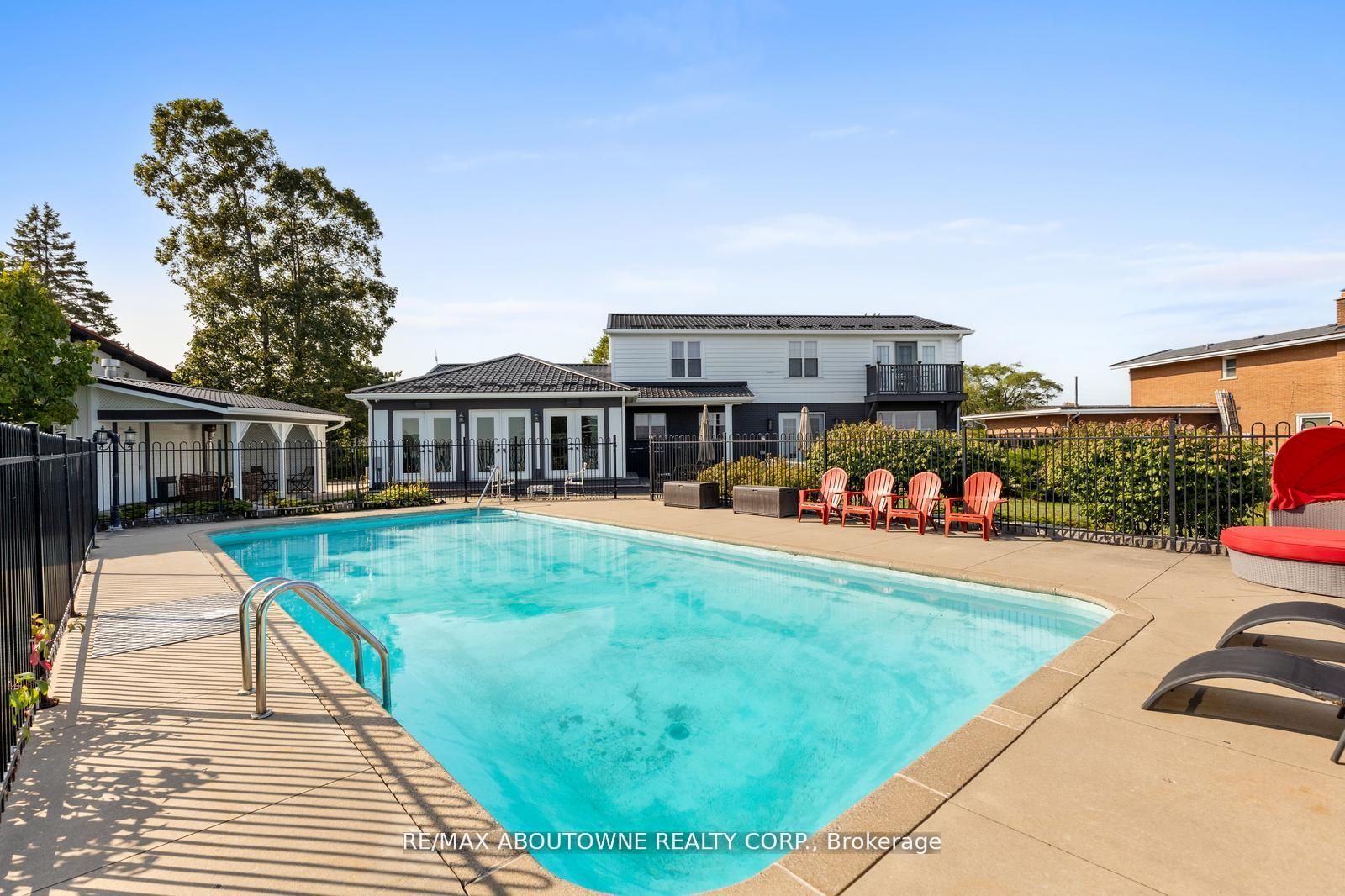 1073 North Service Road, Hamilton ‣ X12810980 1073 North Service Road, Hamilton ‣ X12810980