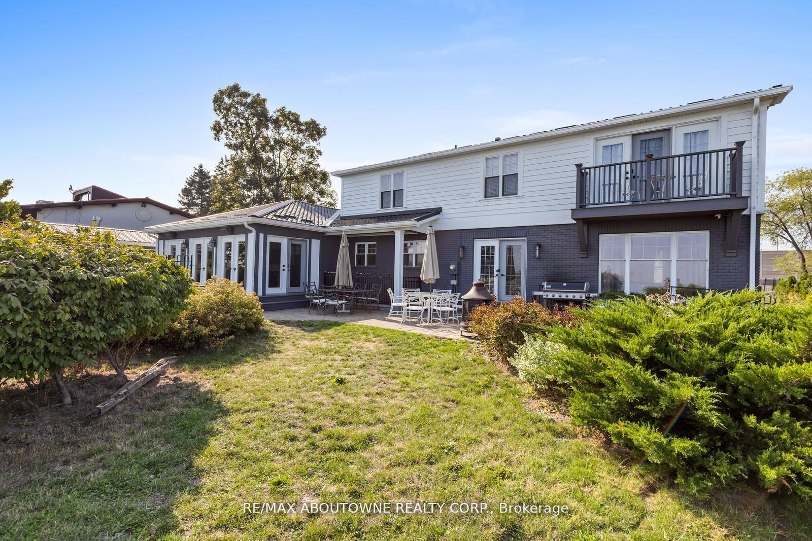 1073 North Service Road, Hamilton ‣ X12810980 1073 North Service Road, Hamilton ‣ X12810980