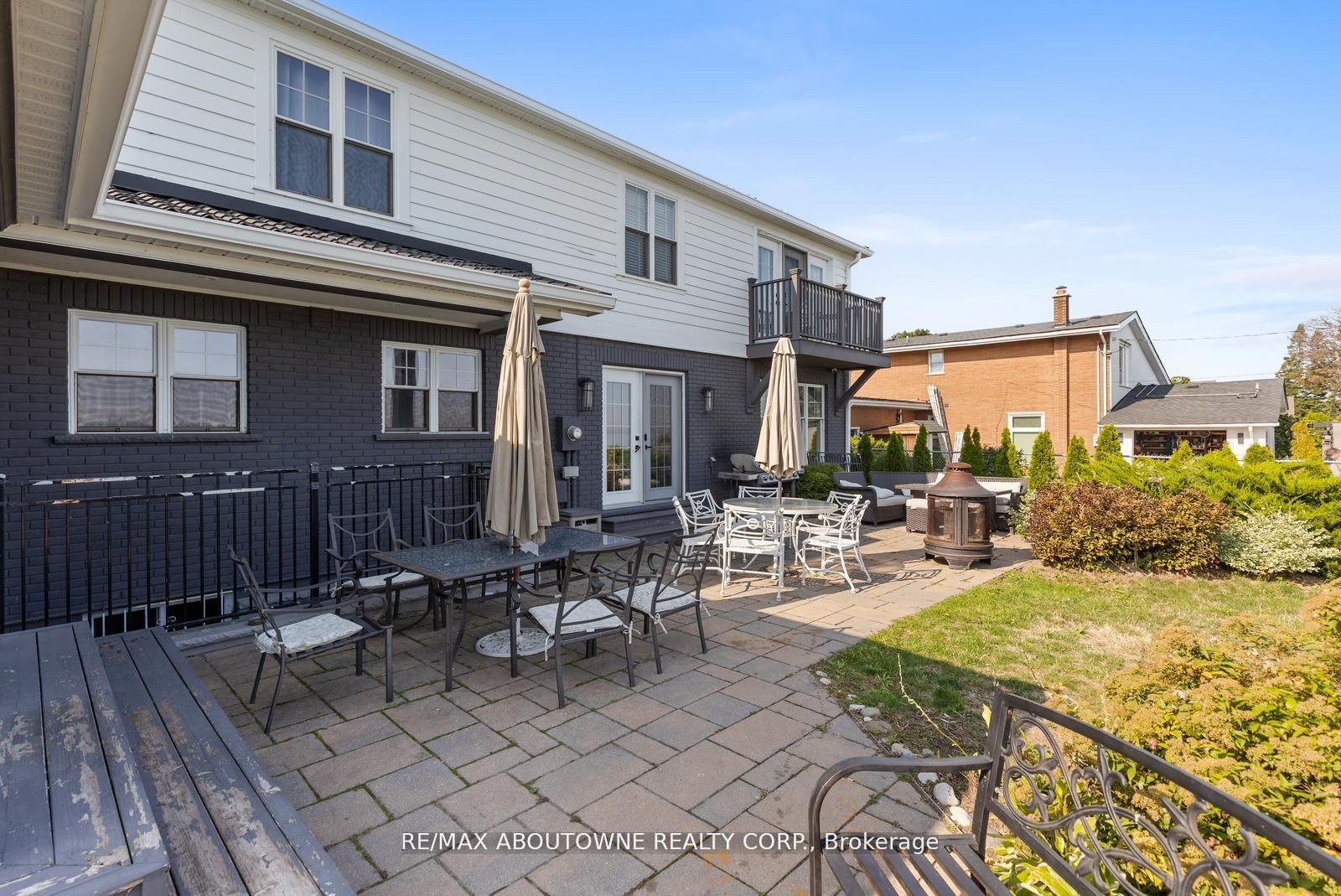 1073 North Service Road, Hamilton ‣ X12810980 1073 North Service Road, Hamilton ‣ X12810980