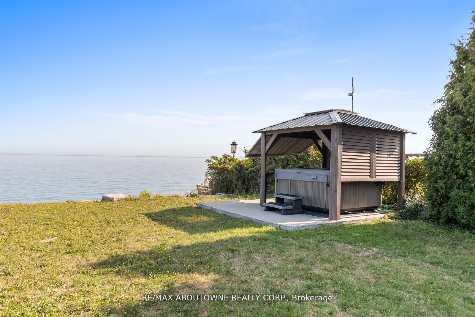 1073 North Service Road, Hamilton ‣ X12810980 1073 North Service Road, Hamilton ‣ X12810980