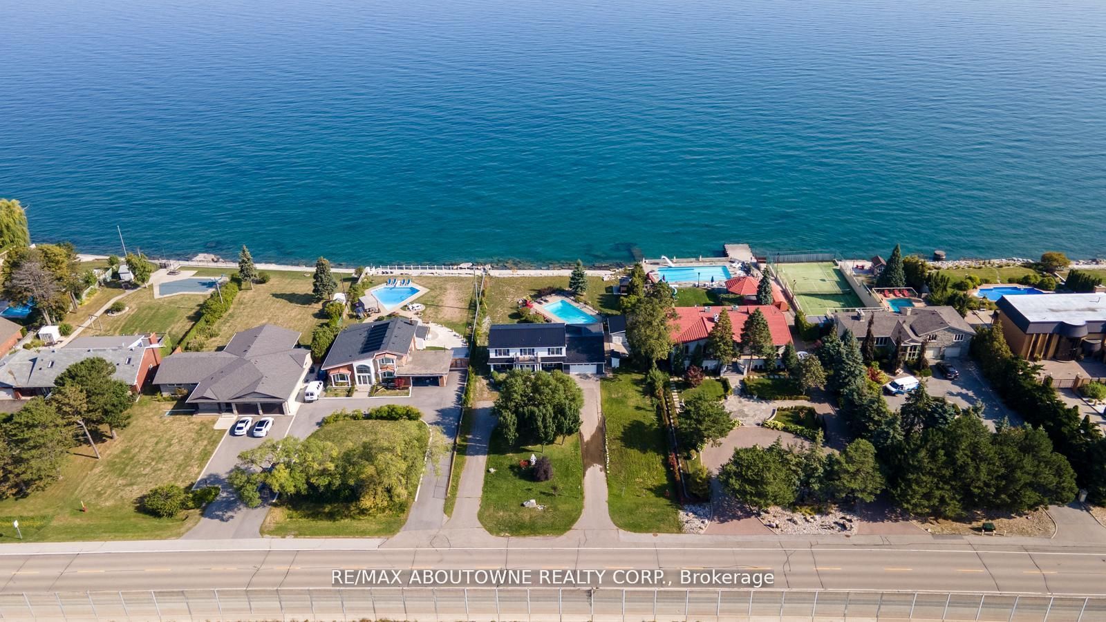 1073 North Service Road, Hamilton ‣ X12810980 1073 North Service Road, Hamilton ‣ X12810980