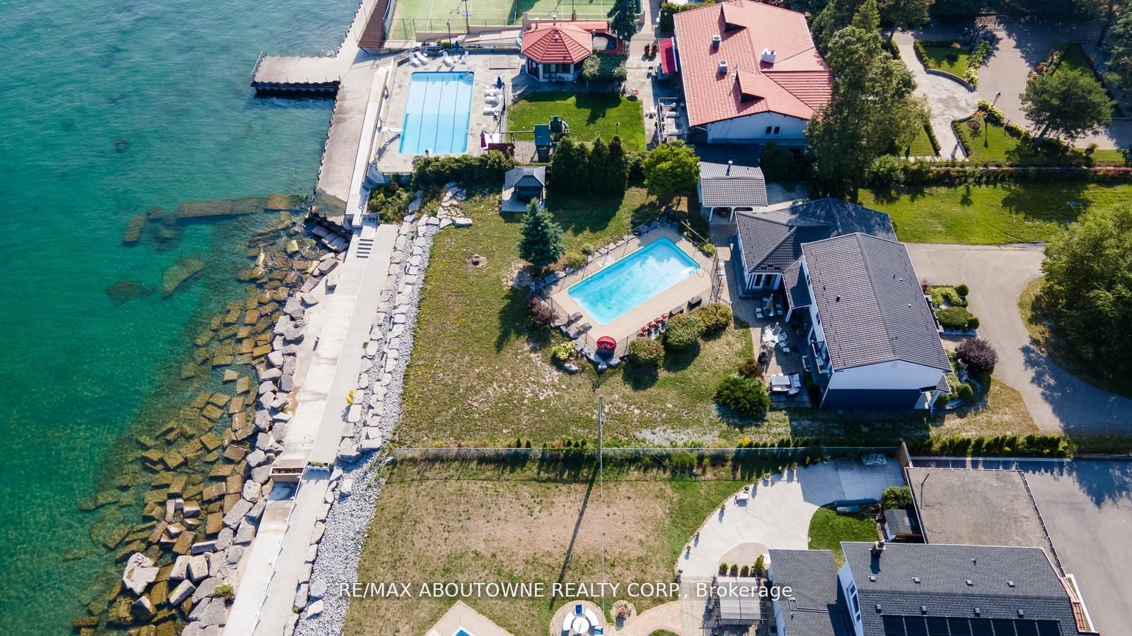 1073 North Service Road, Hamilton ‣ X12810980 1073 North Service Road, Hamilton ‣ X12810980