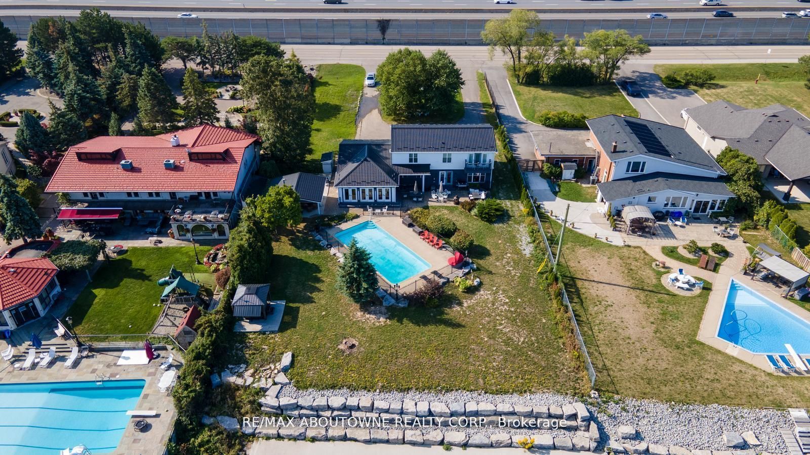 1073 North Service Road, Hamilton ‣ X12810980 1073 North Service Road, Hamilton ‣ X12810980