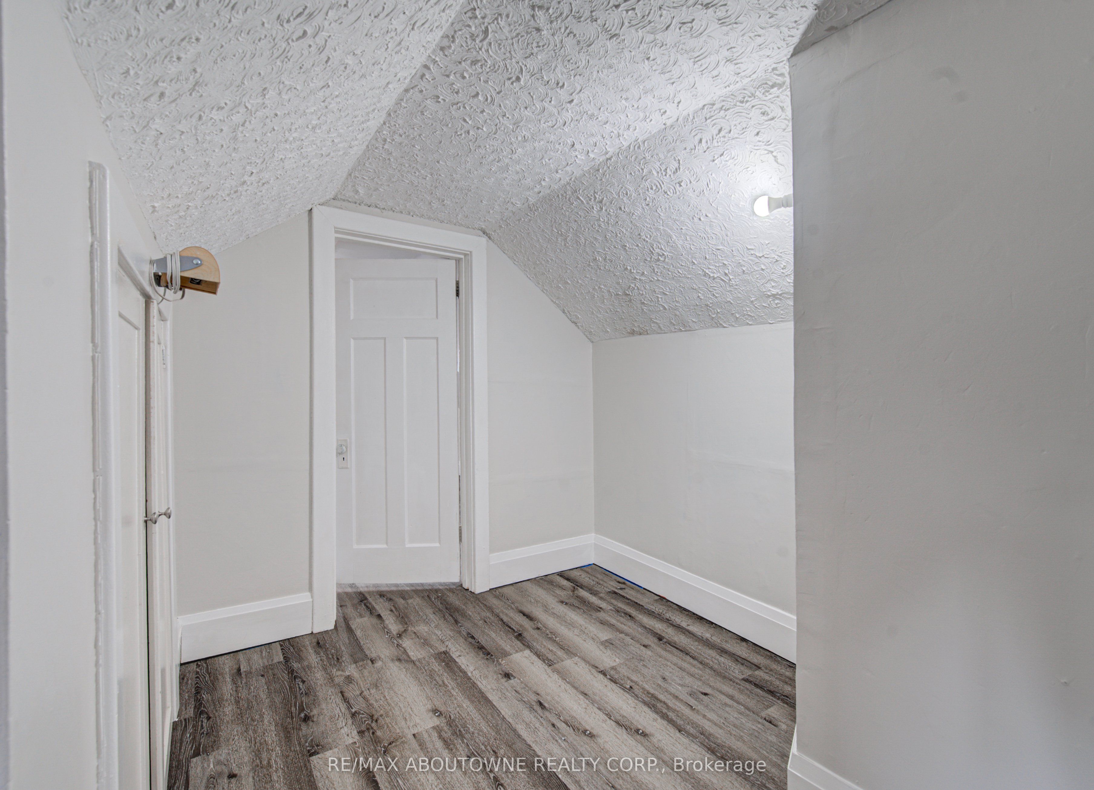 227 East 23rd Street, Hamilton ‣ X13819610 227 East 23rd Street, Hamilton ‣ X13819610