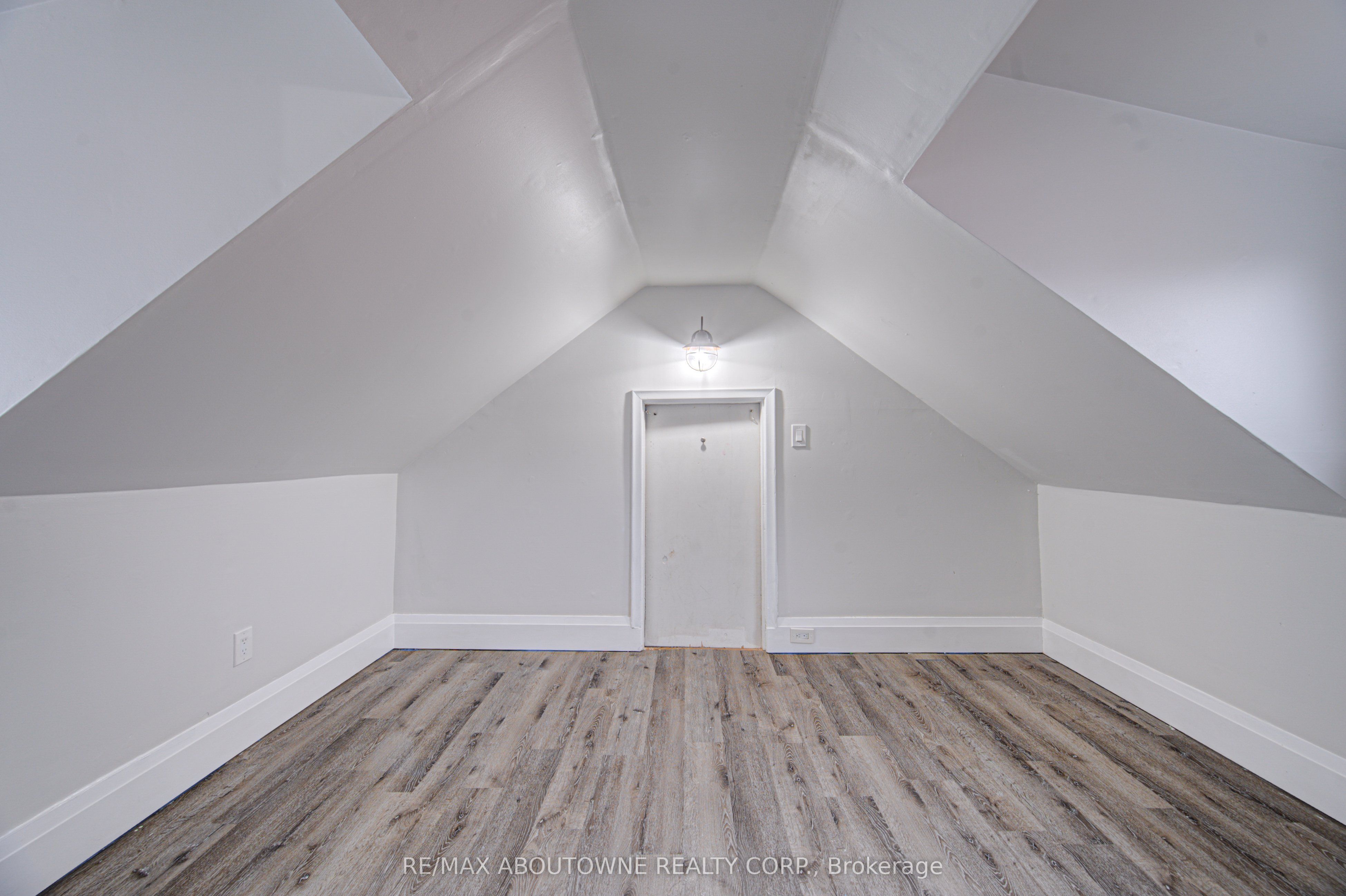 227 East 23rd Street, Hamilton ‣ X13819610 227 East 23rd Street, Hamilton ‣ X13819610