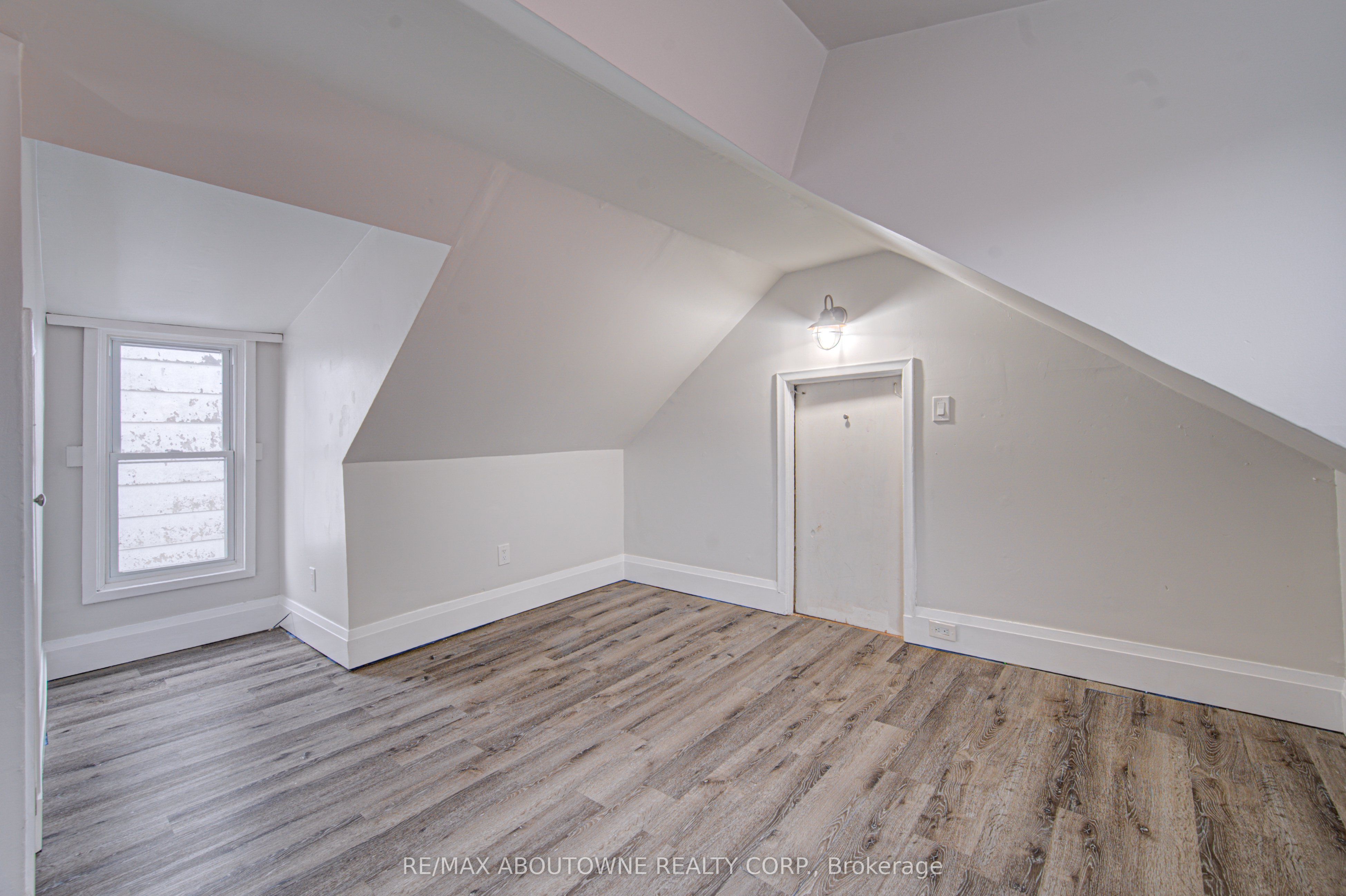 227 East 23rd Street, Hamilton ‣ X13819610 227 East 23rd Street, Hamilton ‣ X13819610